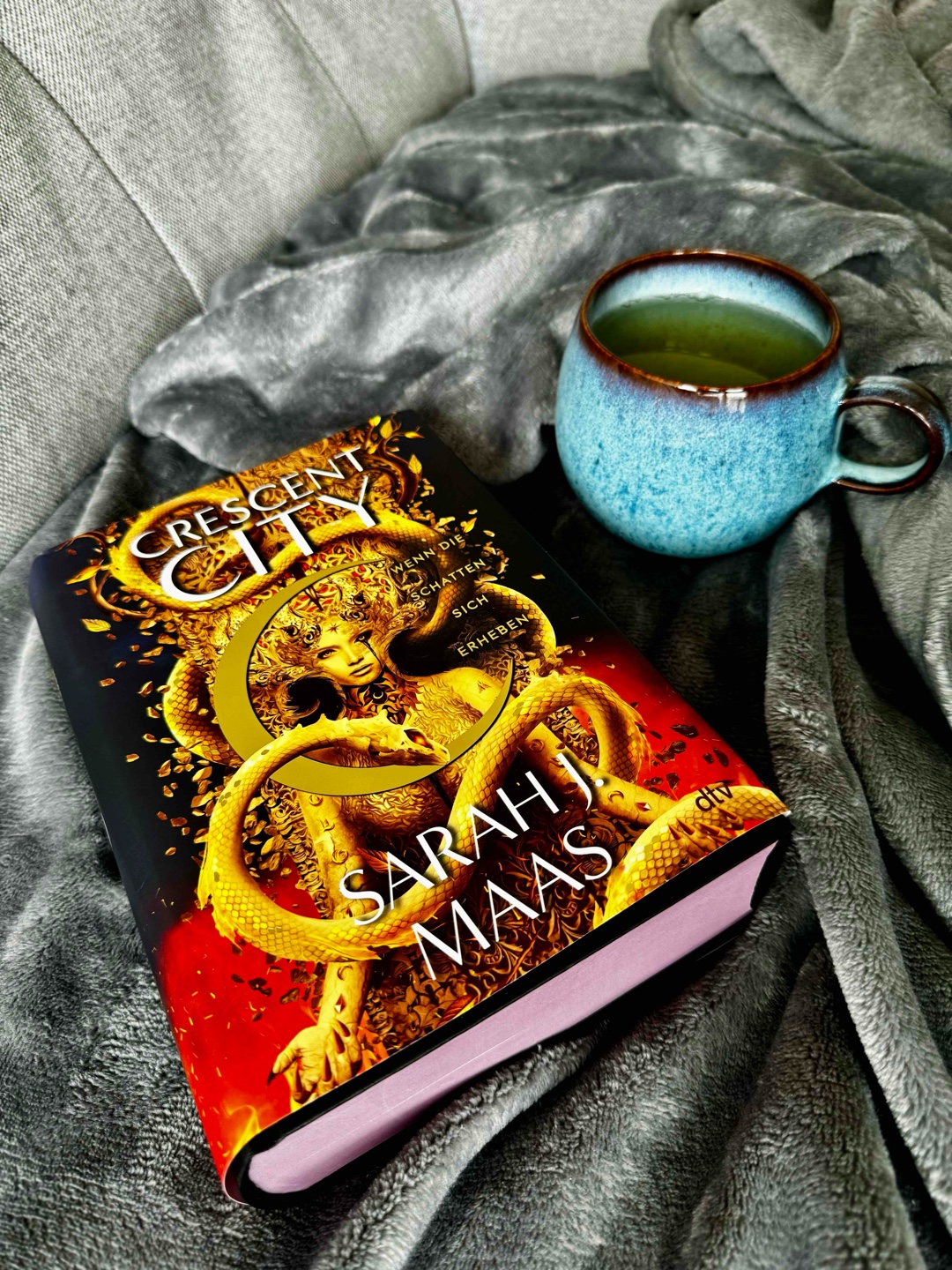 Sarah j Maas - was ein heftiges Trillogieende (keine Spoiler) ein Epos, eine Held*innenReise, die ihres Gleichen sucht (wenn man die ganze Trilogie betrachtet)