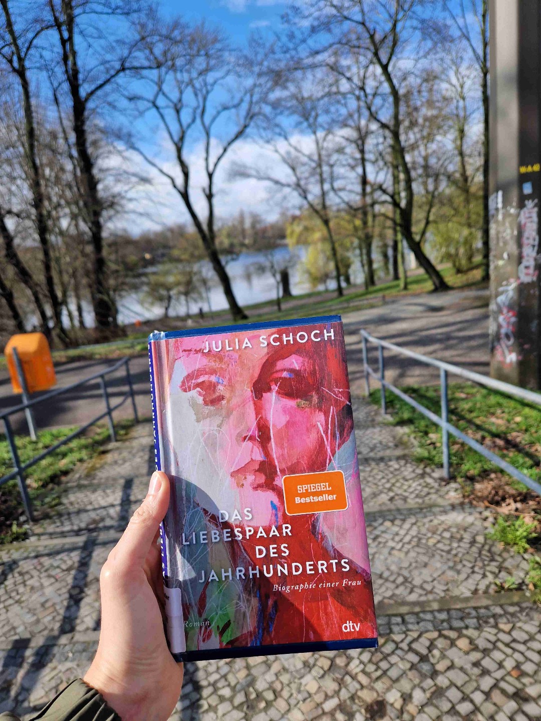 Was war das denn? Auf ca 200 Seiten wird nur darüber geschrieben, wie traurig die Beziehung ist und warum die Protagonistin sich trennen möchte - oder eben nicht. Mehr passiert nicht. Ich verstehe nicht, wie das Buch so viele gute Bewertungen haben kann!? Kann mir nur vorstellen, dass es hilft so ausschweifend über das Unglück anderer zu lesen, wenn man selbst in der gleichen Situation steckt. Ich kann das Buch ansonsten nicht weiterempfehlen.