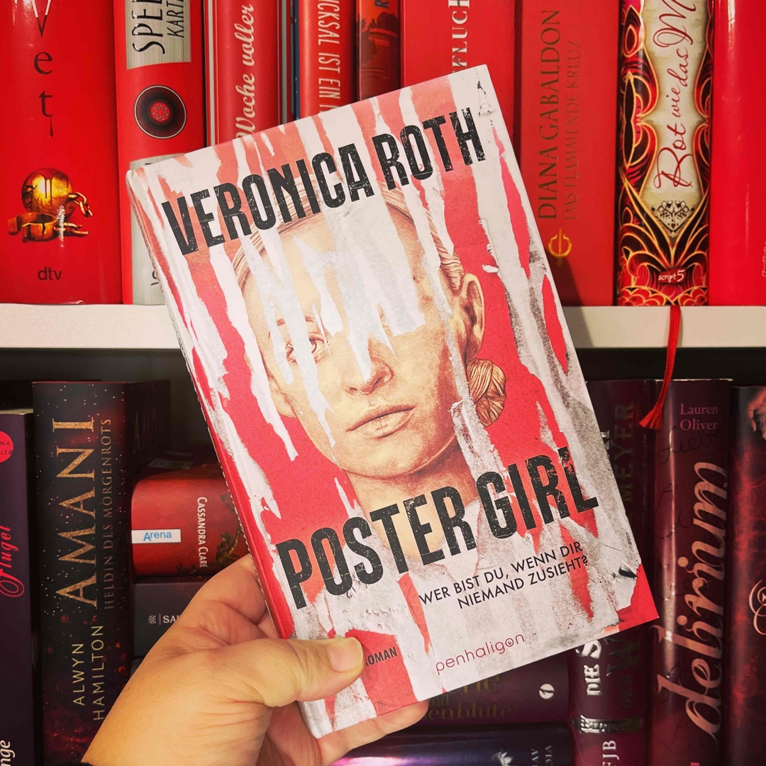 „Poster Girl" und ich hatten leider wirklich etwas Startschwierigkeiten. Die unmittelbare Konfrontation mit einer völlig fremden Welt ohne jegliche Erklärung war anfangs wirklich herausfordernd. Eine Vielzahl von Figuren und Begriffen erschwerten das Eintauchen in die Geschichte zusätzlich. Doch nachdem ich mich eingefunden hatte, konnte ich das Buch kaum noch aus der Hand legen. Einmal mehr wusste mich Veronica Roth mit einer faszinierenden Welt und facettenreichen Charaktere zu fesseln.