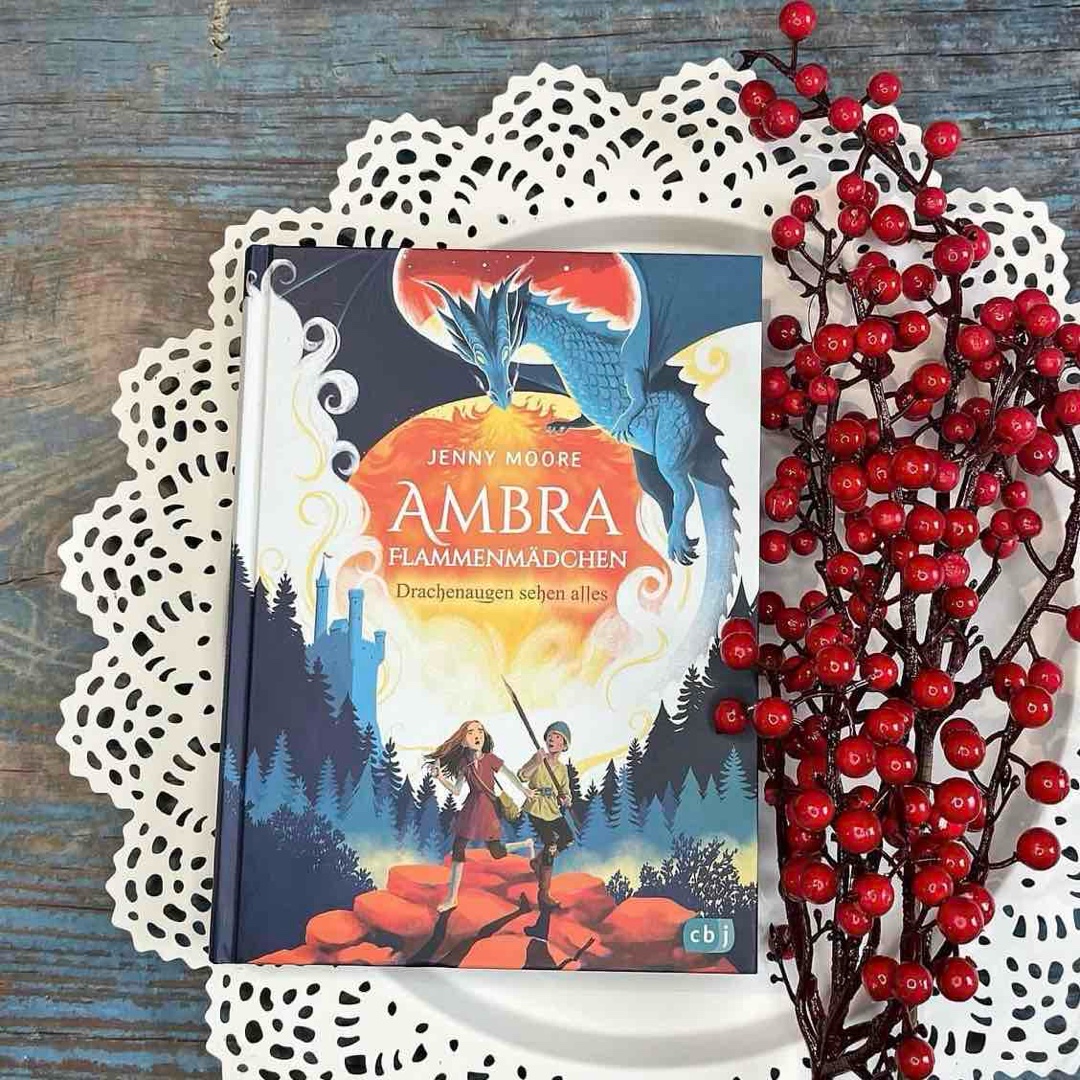 „Ambra Flammenmädchen - Drachenaugen sehen alles" ist der Auftakt zu einer abenteuerlichen Fatnasyreihe.
Sowohl die Charaktere als auch die Welt, die Jenny Moore geschaffen hat, haben mir gut gefallen. Und auch wenn ich mit über die eine oder andere Länge kämpfen musste, würde es mich interessieren, wie es mit Ambra und Odolf weitergeht.