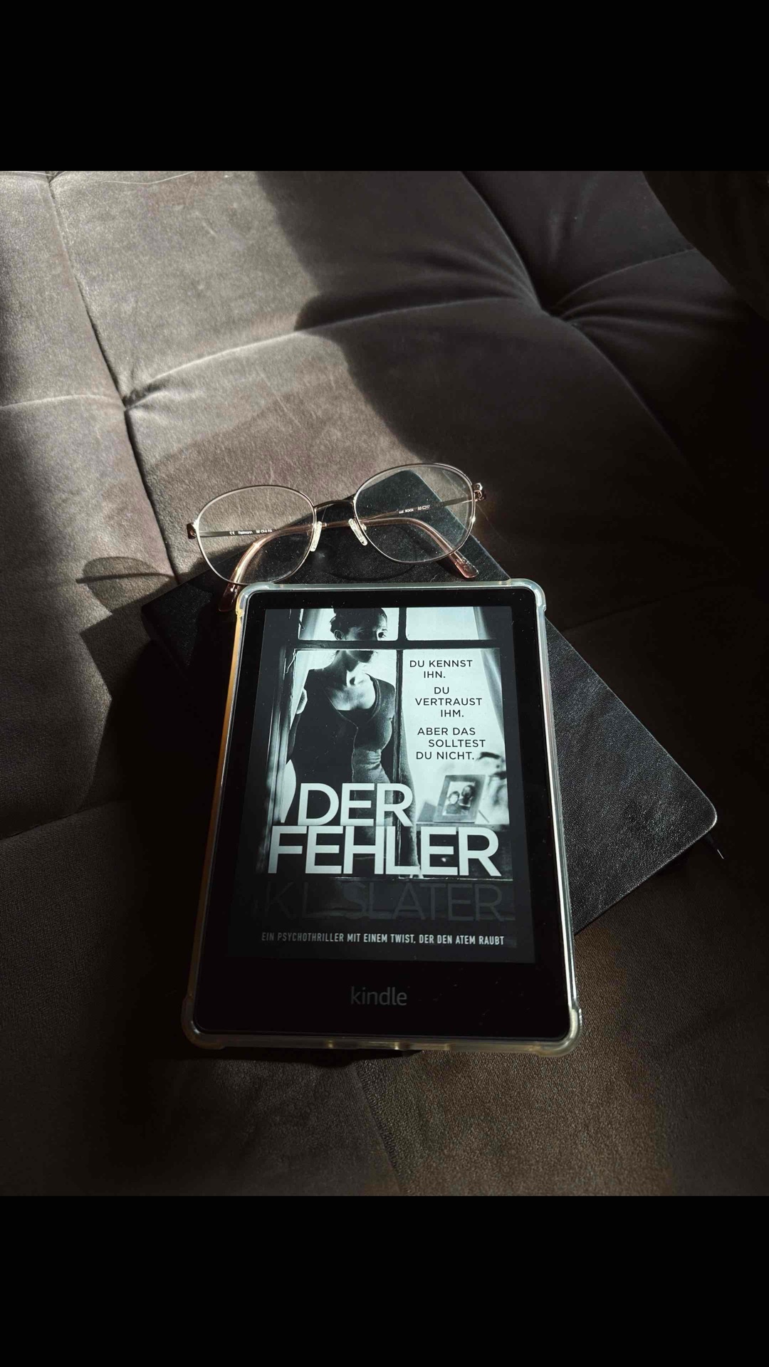 Also das Buch hat mich einfach total gefesselt. Habe es jetzt in kürzester Zeit durch gelesen und wollte auch die ganze Zeit wissen, wie es weiter geht.😇
Ein guter Thriller ! 😧🌸
Beinhaltet aber auch ernste Thematiken.