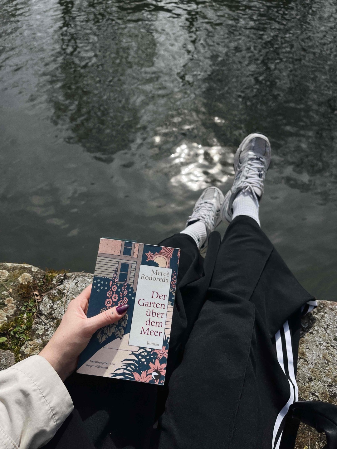 muss es im sommerurlaub nochmal lesen, bevorzugt am meer! dann checke ich die character vielleicht auch bisschen mehr 💫