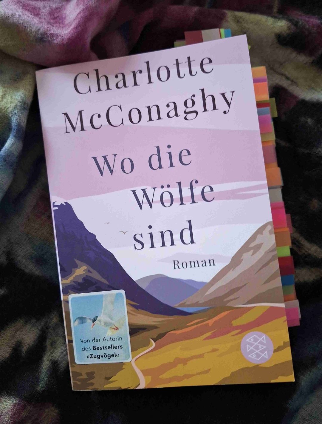 Gekonnt mixt die Autorin Beziehungsdramatik, Natur Writing und Krimielemente zu einer spannenden Geschichte, die sich zügig lesen lässt. Dabei greift sie wichtige Themen wie Nachhaltigkeit und Renaturing, aber auch Missbrauch und Traumatisierung auf.