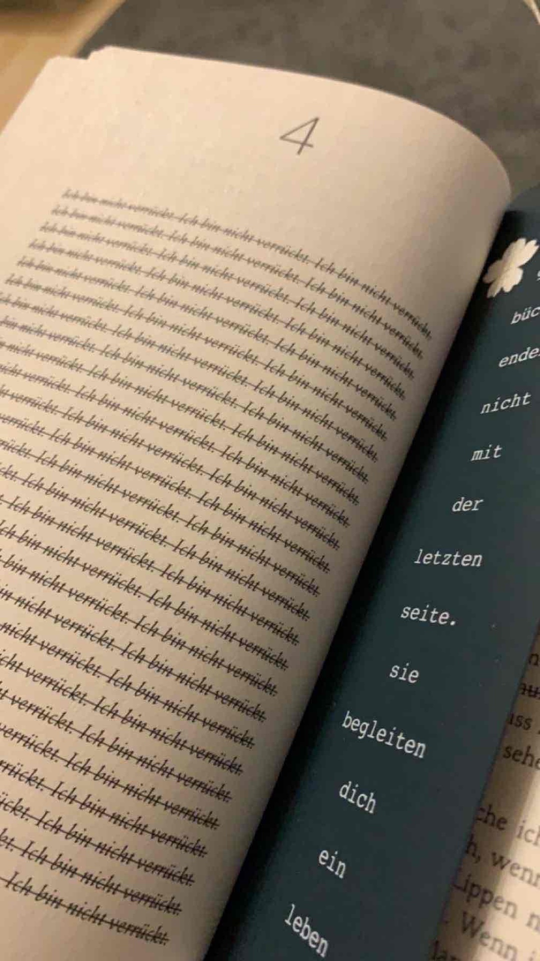 Sehr interessantes Buch! Die erste hälfte war noch sehr verwirrend und unschlüssig aber ab der zweiten hälfte war es dauerhaft spannend und man konnte das Buch nicht weglegen.
