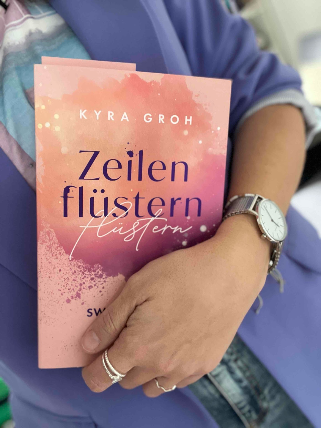 Zeilenflüstern ist eine wundervolle, süße und humorvolle Workplace-Romanze mit einfühlsamen Charakteren. Klara und Noel als Hauptprotagonisten sind einfach großartig. Ihre Entwicklung durch ihre Beziehung zeigt, wie sie gemeinsam wachsen und sich verändern.
Auch die Nebencharaktere wie Felix, Jesse, Manoush und vor allem Franka sind fantastisch dargestellt. Franka bringt mit ihrem Humor immer wieder frischen Wind in die Geschichte und hat mich oft zum Lachen gebracht. Ich kann es kaum erwarten, den zweiten Band zu lesen.