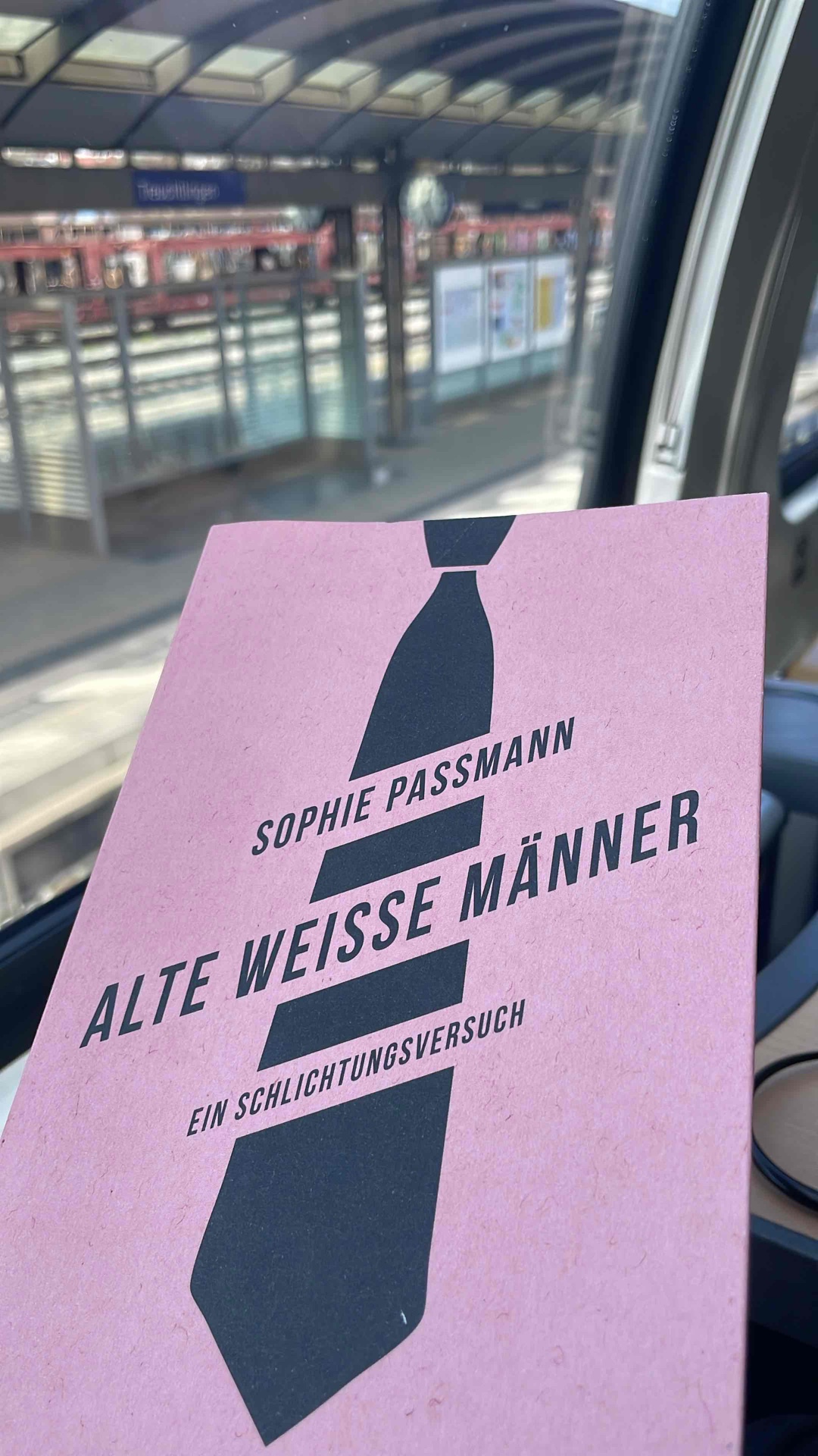 Bei manchen Interviews wollte ich das Buch wegwerfen und bei anderen habe ich Verständnis gefunden. 
Besonders begeistert von Robert Habeck und Sascha Lobo