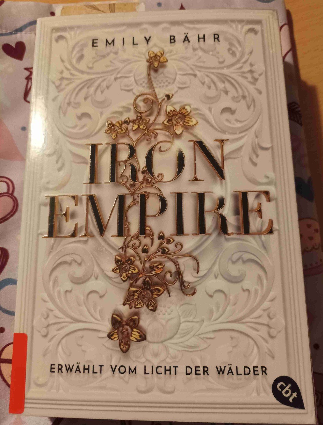 Im großen und ganzen hat mir das Buch gefallen, aber es war leider kein 5 Sterne Highlight. Ich hoffe der zweite band ist besser als der erste! Denn ich habe einfach zu lange gebraucht als das ich sagen kann, das war ein grandioses Buch. Wenn es fließender geschrieben wurden wäre, gäbe es auch mehr als nur 3,5 Sterne von mir!