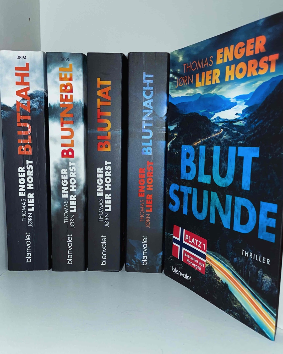 Liebe diese Buchreihe mit Alexander Blix und Emma Ramm!