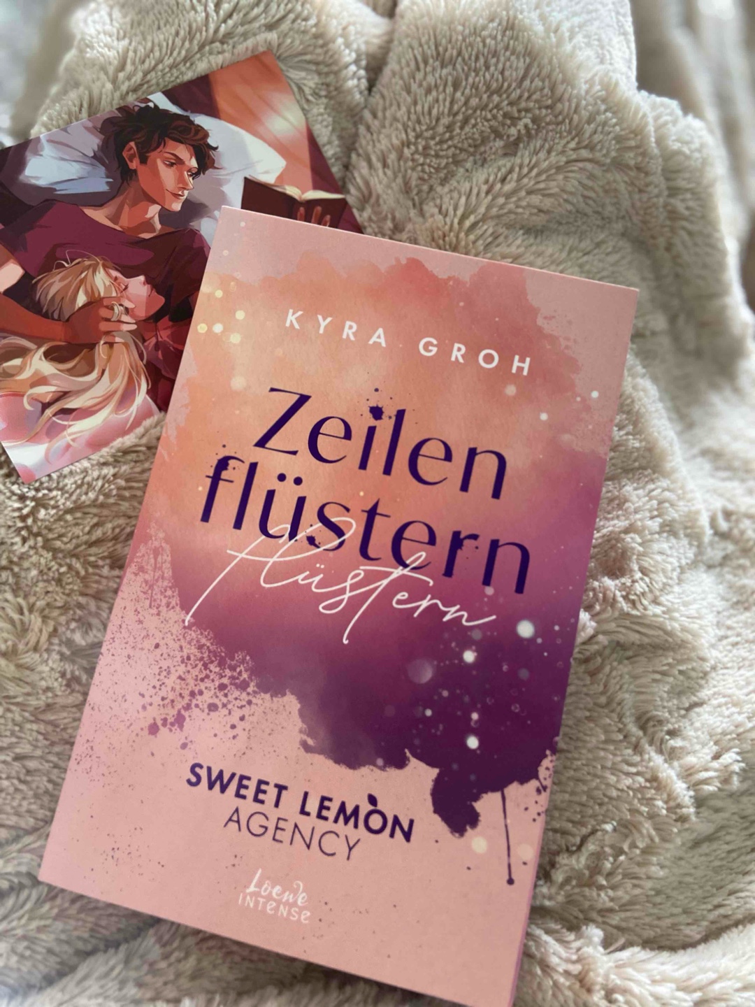 Zeilenflüstern, ein absolutes Wohlfühl - Buch! 🫶🏻
Klaras und Noels Geschichte ist super zum abtauchen und einfach wohlfühlen. Hier wird auf überflüssiges Drama verzichtet und es gibt keine unerwartete Plots. Es war einfach alles so nahbar und schön!
Auch die Thematik rund um die Gebärdensprache hat mir wirklich gut gefallen.
Ein toller Start in die Reihe, wobei ich mich nun sehr auf Frankas und Felix‘ Geschichte freue! 🤍