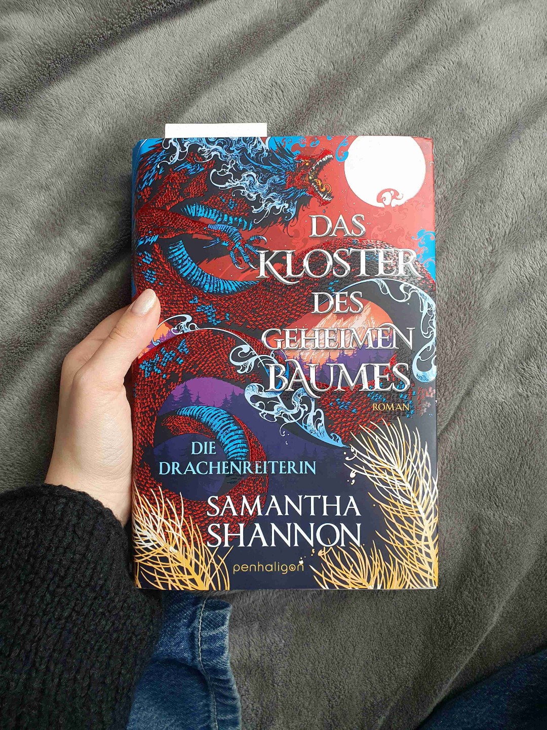 Gefiel mir sogar noch besser als der Orden des geheimen Baumes. Die Charaktere sind mir alle so ans Herz gewachsen! Super Geschichte, wunderschöne Welt.
