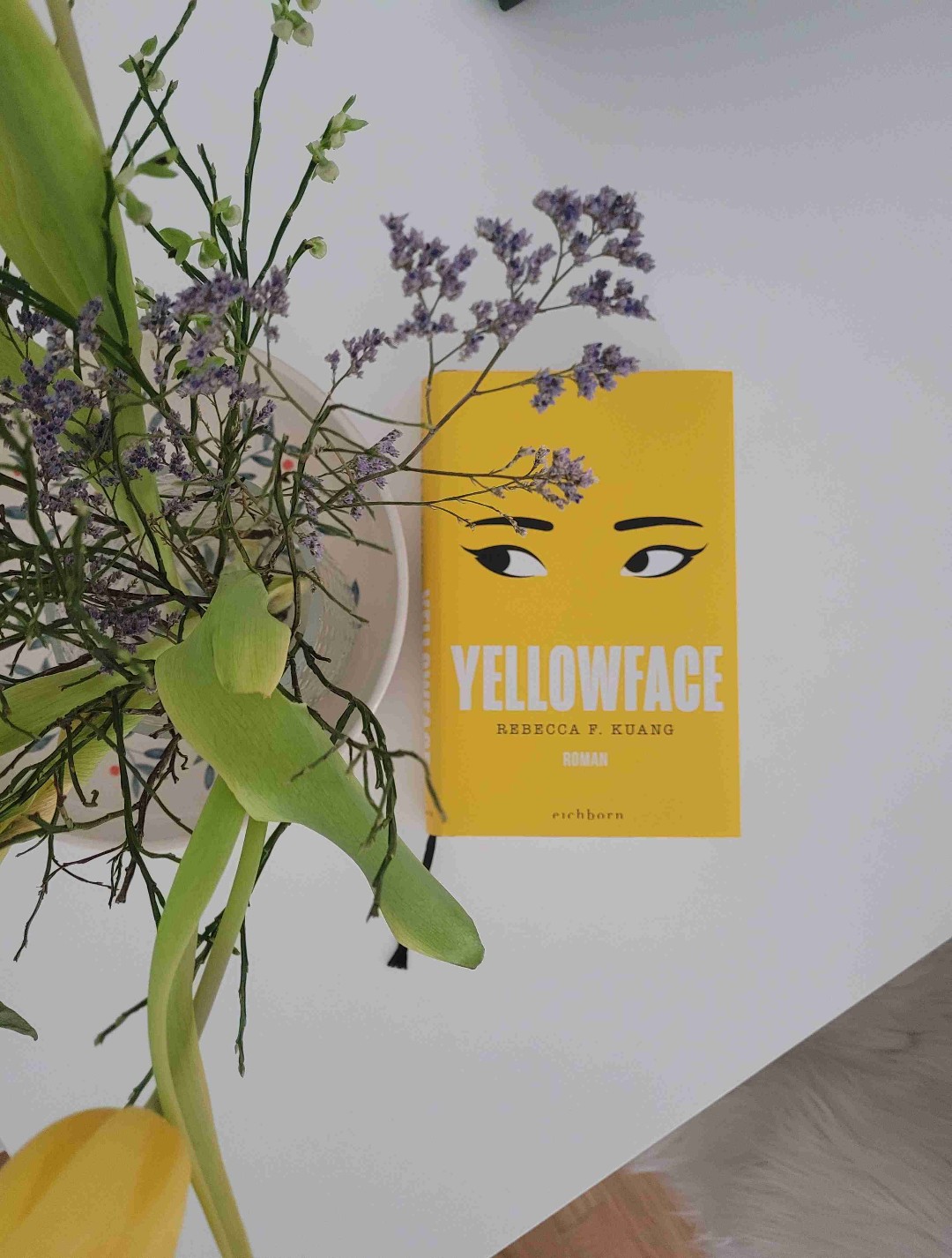 Ich mag das Wort "Pageturner" eigentlich nicht so gerne, hier ist es absolut treffend -"Yellowface" las sich wie im Rausch