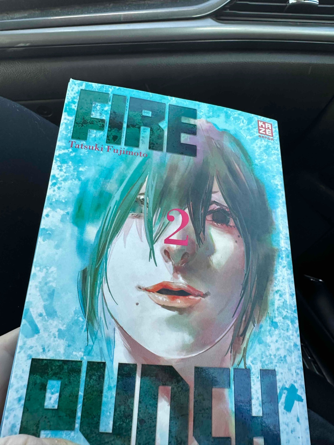 Band 2 ist nicht so krass wie Band 1, aber im totalen Tatuski Fujimoto Style. Etwas verwirrend und dann kommt Tiefgründigkeit um die Ecke. Freu mich auf Band 3