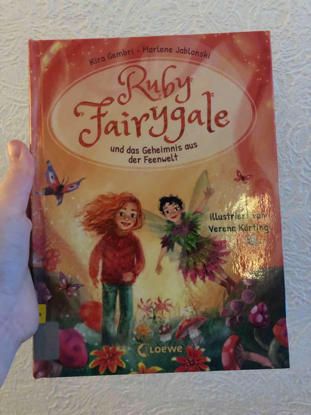 Ich finde das Buch eigentlich ganz okey! Aber das richtige Ruby fairygale ist eben einfach besser. Aber es ist trotzdem schön,süß und gut!😊🎂🍰🍬🍦🍫🍪🍩🥮🧁🍭🍡🍮🍨🍧
