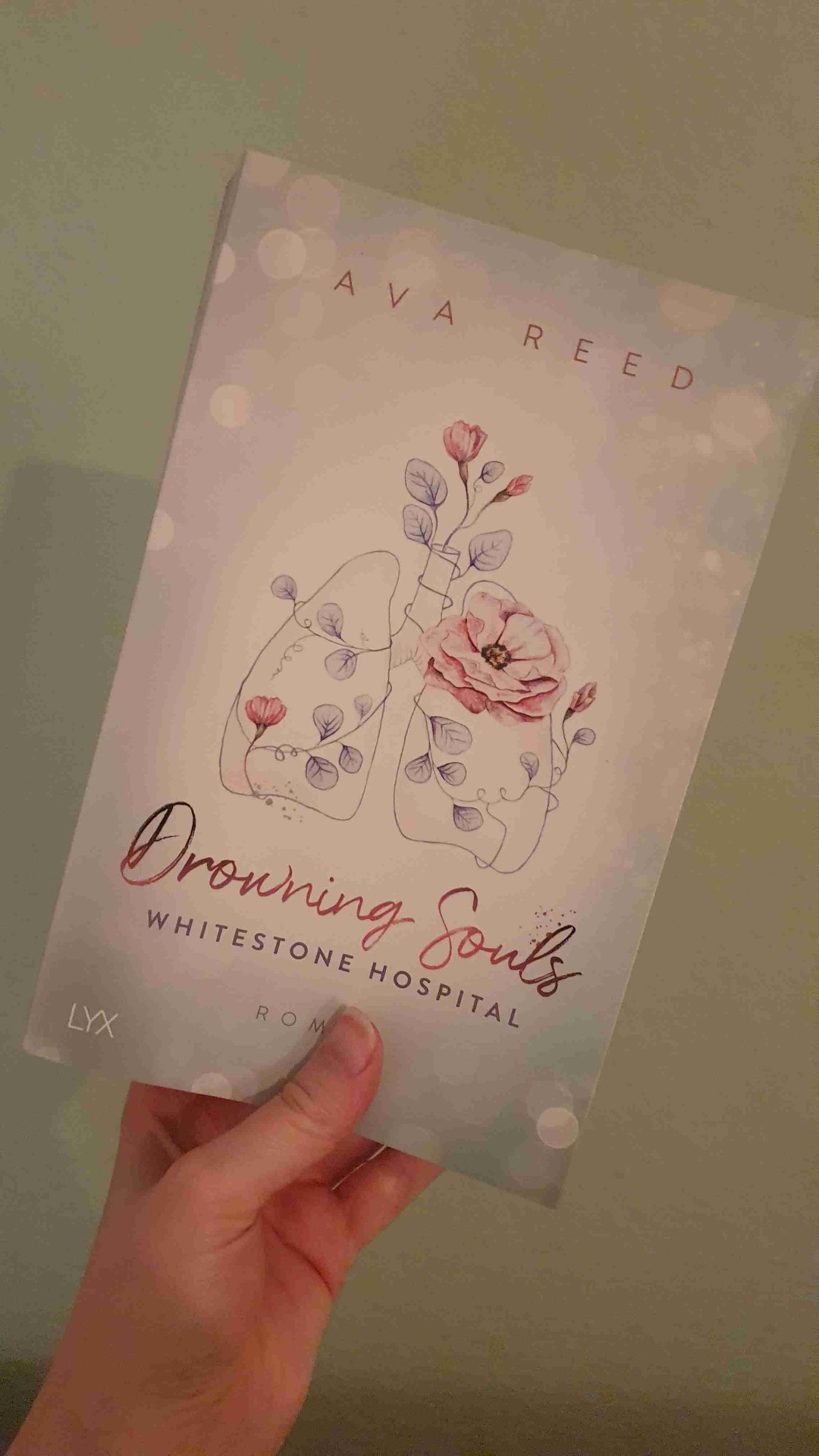Nach dem Cliffhanger aus Teil 1 war ich froh, den zweiten Teil direkt zu Hause zu haben.
Es viel mir anfangs sehr schwer, in die neuen Blickwinkel von Sierra und Mitch zu schlüpfen, da ich Laura und Nash sehr ins Herz geschlossen habe.
Besonders gegen Ende hat mir das Buch aber dann sehr gefallen, als man die Charaktere besser kennengelernt hat und die Beziehungen untereinander sich mehr aufgebaut haben. Dennoch hat mir dieser Teil nicht so gut gefallen wie der erste, deswegen nur 4 Sterne.