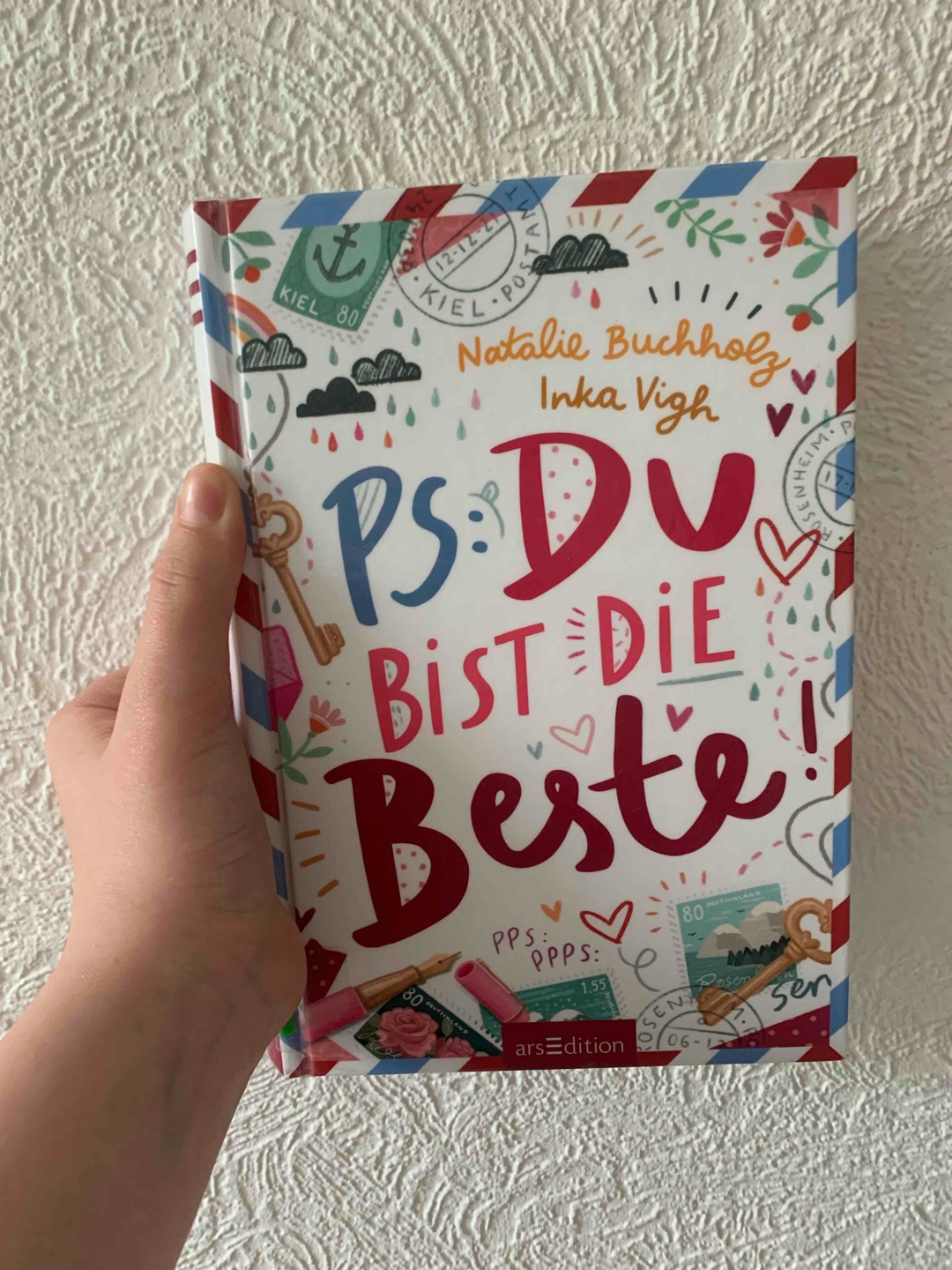 In diesem Buch find ich es schön, das die zwei Mädchen noch Kontakt haben, obwohl eine der beiden das Handy nicht benutzt darf.