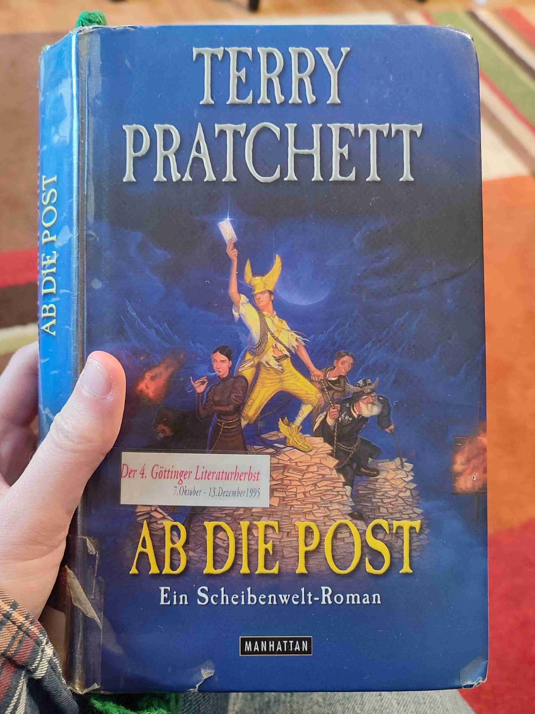 Terry Pratchetts Humor muss man einfach mal gelesen haben. Ich habe selten genialeres gesehen. Eignet sich auch für Scheibenwelt-Einsteiger.