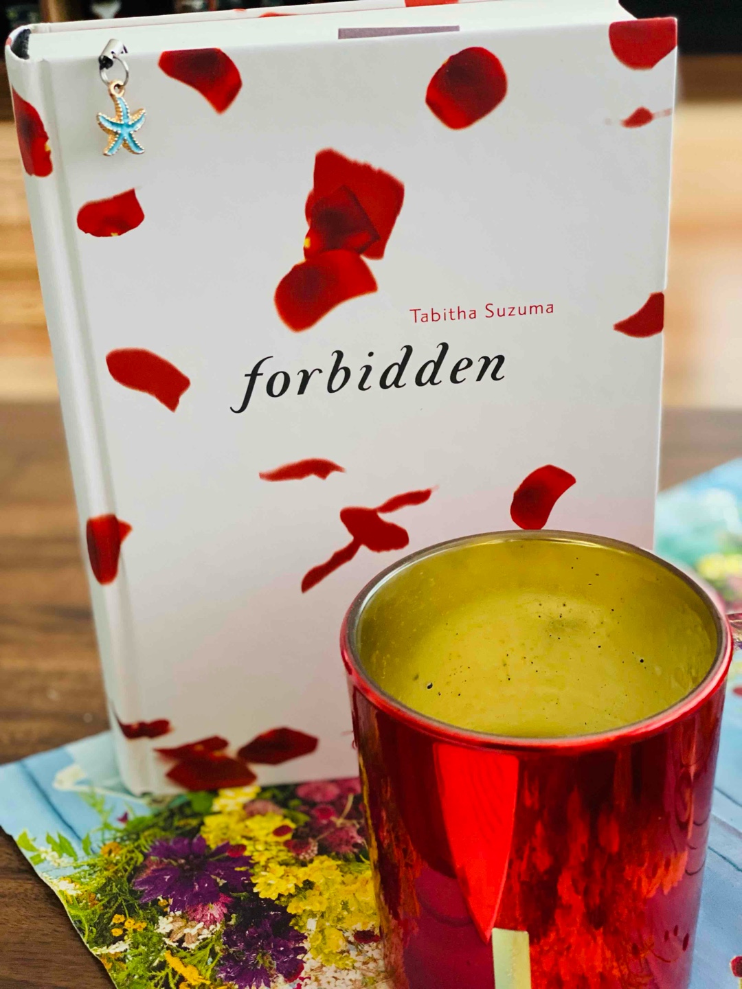 Omg 😨 🥺
Hui .. was schreibt man zu einem Buch , dass so ein Tabu Thema so toll beschreibt und man plötzlich kein Problem damit hätte 🤷🏻♀️??
Irgendwie fiebert man mit beiden Protagonisten mit. Maya und Lochan sind Geschwister und da sich ihre Eltern nicht um die 5 Kinder kümmern, übernehmen die zwei Ältesten die Erziehung und Betreuung der 3 jüngeren Geschwister.
Sie sind nicht nur Bruder und Schwester sondern auch beste Freunde… und mehr sollte es auch nicht geben…
Aufgrund einer Empfehlung bei Booktok habe ich dieses Buch gekauft.
Vorsicht 🚨 keine seichte Story 🥺
Ersterscheinung war 2014…