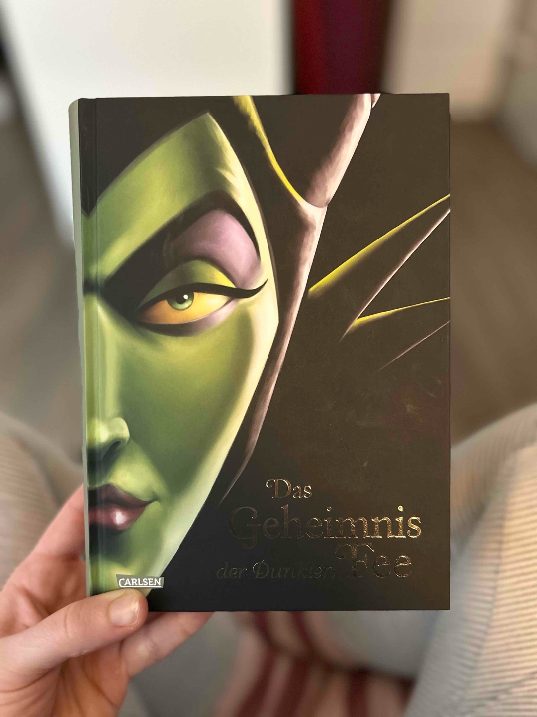 Meine liebste Reihe für einen kurzen Fantasy/Märchenausflug 🥰 zwischendurch etwas schwierig den Sprung zwischen den Geschichten/Erzählperspektiven zu schaffen, aber am Ende doch alles verstanden ☺️