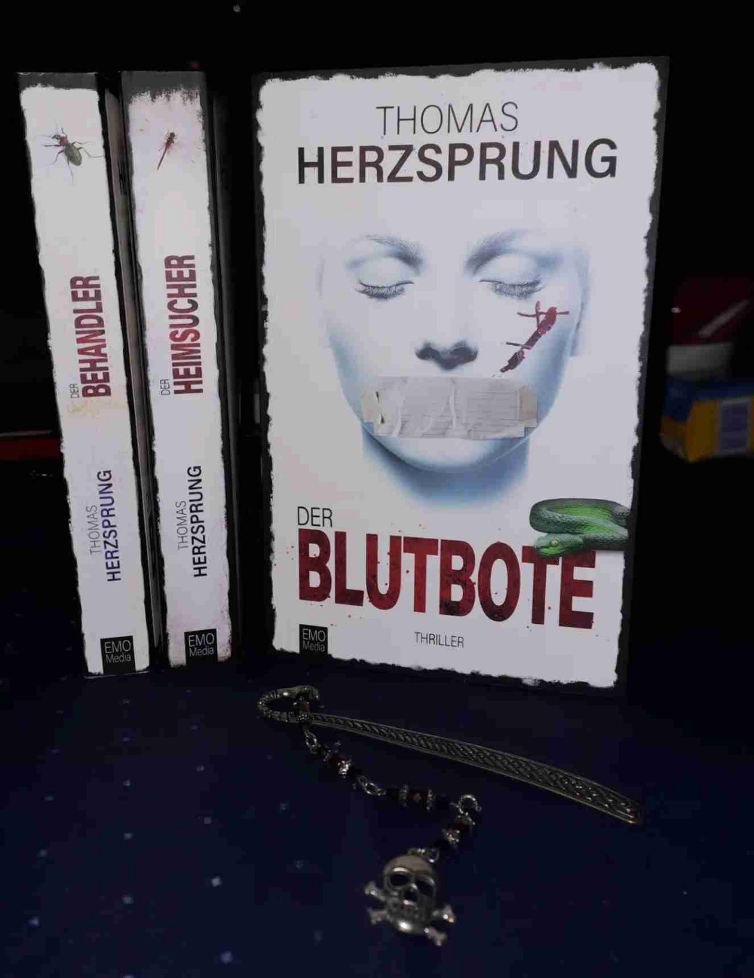 Und auch der 3. Teil hat mich total in seinen Bann gezogen. 

Auch hier wieder Storys in der Story, die einen hoffen lassen, da kommt noch was!

Die Hauptfiguren, die nebenbei arg gebeutelt werden, sind mir sehr ans Herz gewachsen! 

Auch hier hat sich der Autor wieder was einfallen lassen und ein -personalisiertes!- Gimmick dazugepackt, was einen kurz stocken und dann grinsen lässt 👍

Für mich rundum gelungen!
