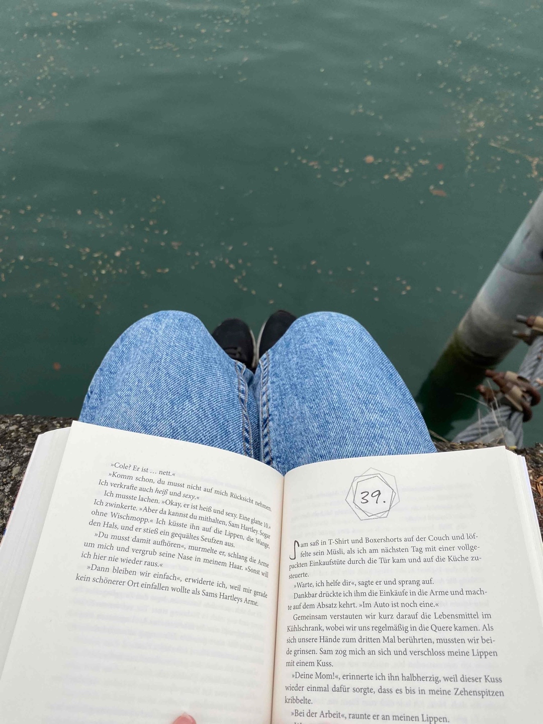 🧡Verliebt am anderen Ende der Welt🧡
Es war mega cute. Ich habe das Buch in 2 Tagen durgelesen und jetzt die Reihe fertig.
Es war mega toll, aber ich weiss nicht wieso aber das Ende fand ich etwas zu überrumpelt. Sonst super Buch und die ganze Reihe ist zum empfehlen 🫶🏼