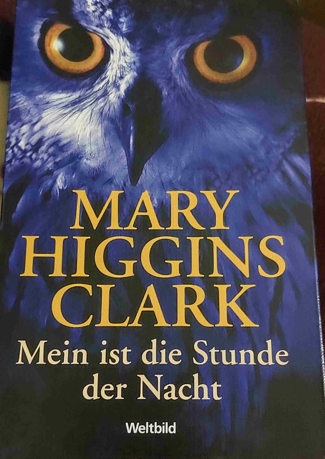 Sehr schönes Buch, welches von Anfang bis Ende durchweg spannend war, man kann super mitfiebern. Sehr zu empfehlen.