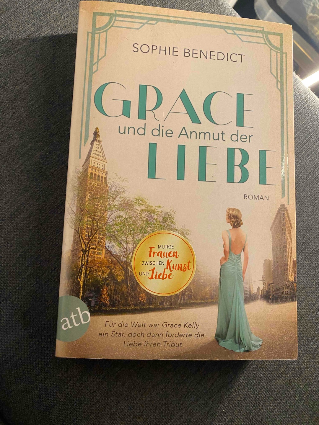 Gut zu lesen… zum Ende hin war es mir zu viel mit dem ganzen Hin und Her und ihren Männergeschichten….