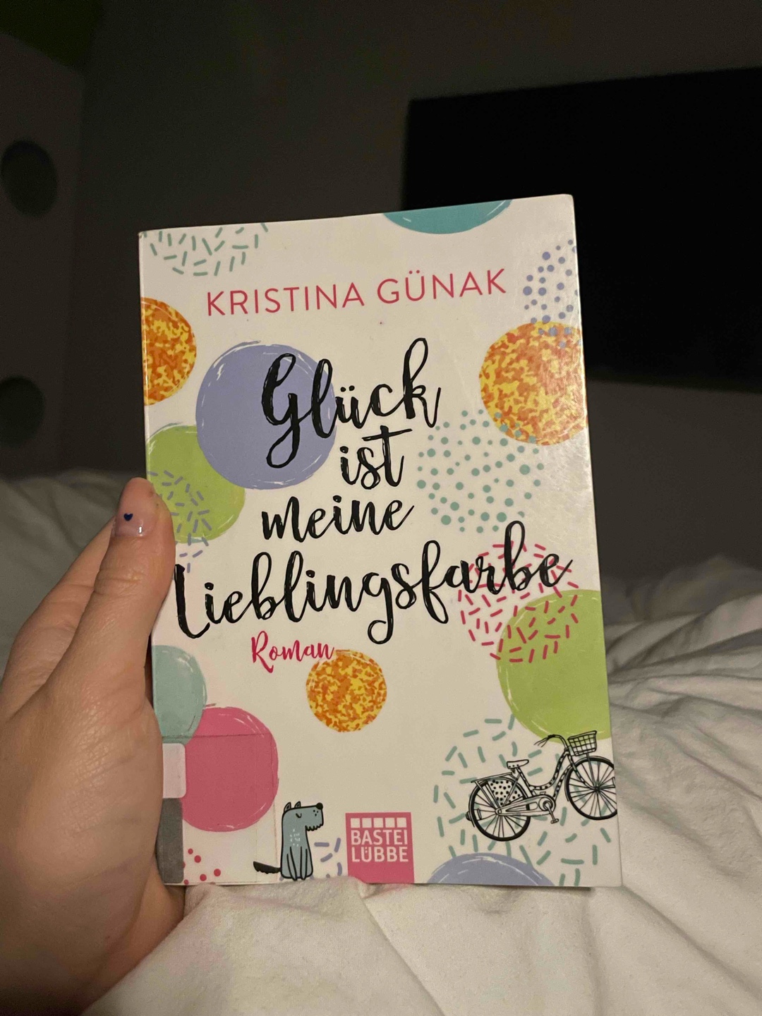 Eine süße Palma Lektüre, mit viel Hundeliebe! Ich mochte die Hauptcharaktere hätte tatsächlich aber gerne gewusst wie es nach Julis Rückzug nach Hamburg weitergeht… so a la „2 Jahre später…“ oder so :)
Quinn ist typisch harte Schale - weicher Kern. Der arme hat auch eine wirklich harte Vergangenheit.
Schön das er sich jemanden anvertrauen konnte.
Die kernmessage für mich „Communication is Key“ 🔐 find ich super. Absolut wahr und löst viele Probleme.
Ein niedliches Buch für zwischendurch. :)