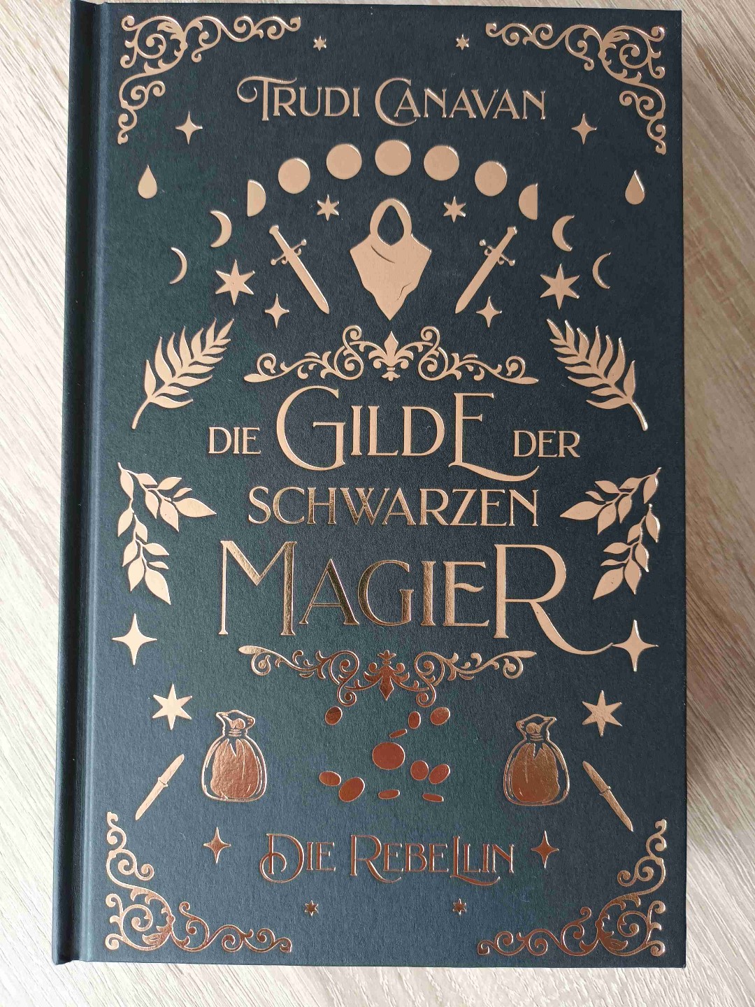 Restlos begeistert und gefangen in dieser Welt! Super Schreibstil, tolle Charaktere, schöner Spannungsbogen und Worldbuilding. Alles was ein Fantasybuch für mich braucht. Ein Buch, dass einen komplett gefangen nimmt, auch wenn es langsam startet und gar nicht so viel im ersten Teil passiert, finde ich ess unfassbar gut. Freue mich extrem auf den nächsten Band!