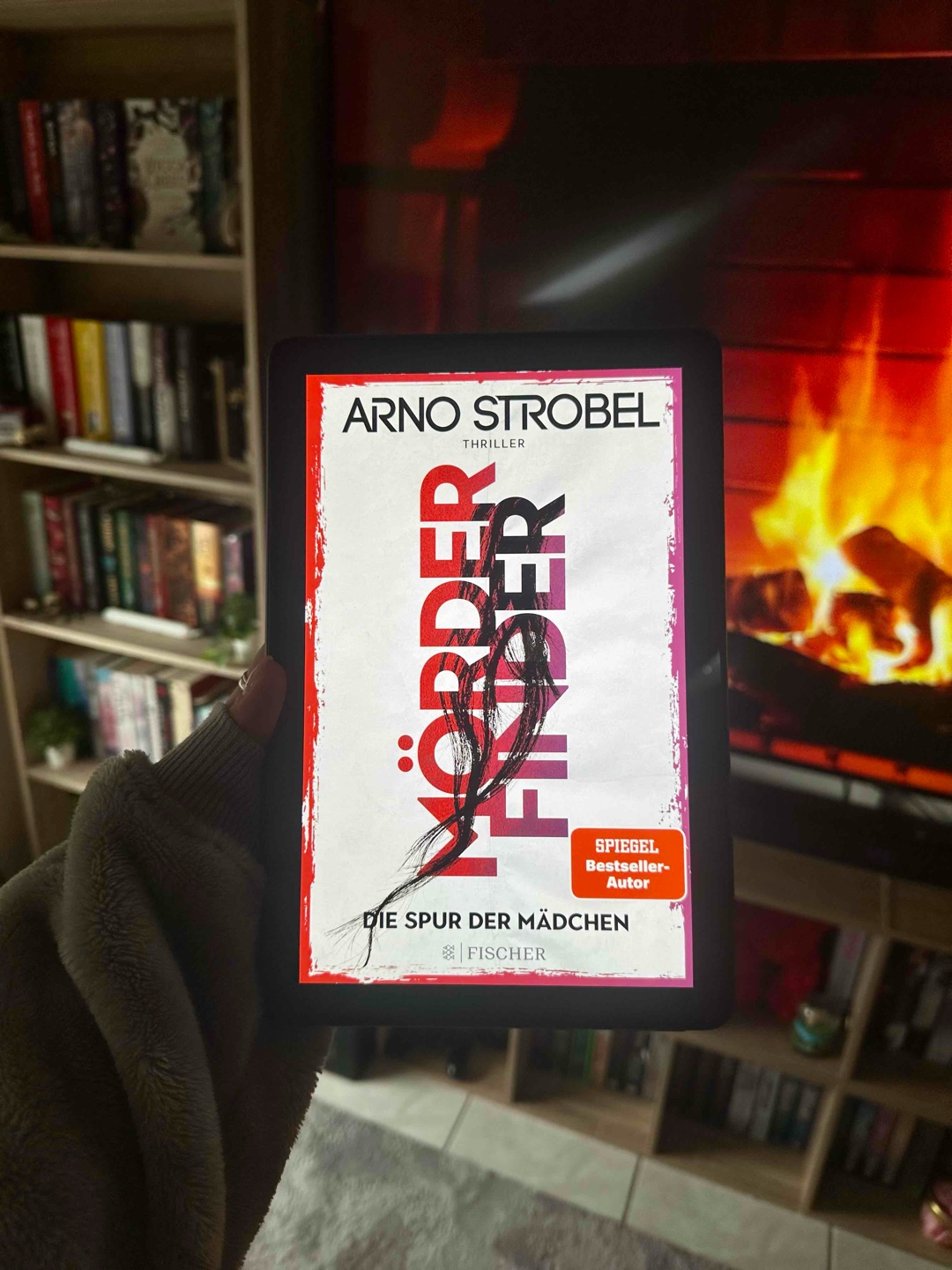 🖋️ „Manchmal wünschte ich, ich würde privat ermitteln. Wenn so ein Dreckskerl mir ins Gesicht lacht, zum Beispiel, weil ich mich an die Dienstvorschriften halten muss und ihm deswegen nichts nachweisen kann.“