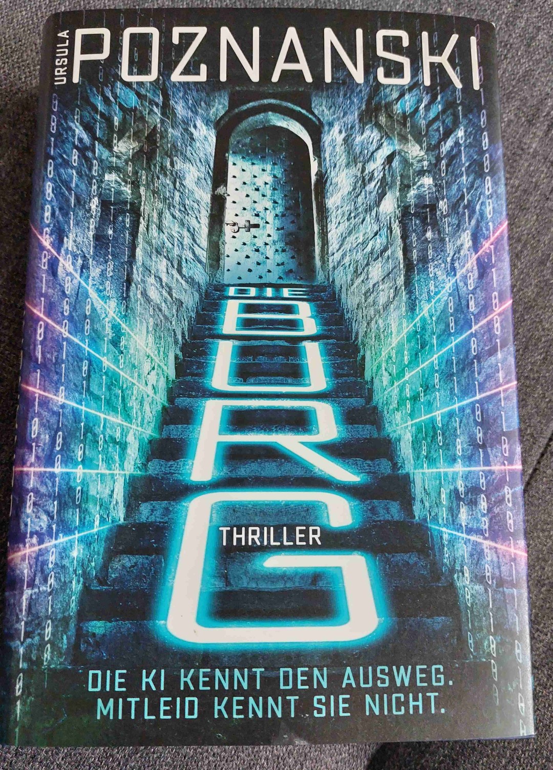 Ein grandioses Buch....sehr spannend und teils auch gruselig....Mittelalter trifft auf Neuzeit und KI.....