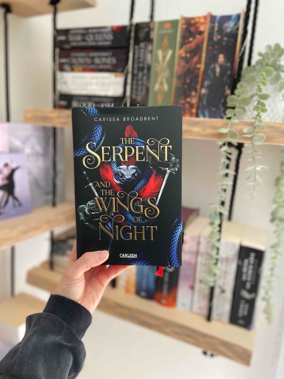 Ein tolles Fantasybuch! 🦇🌕
Ich muss sagen, dass mich Vampirgeschichten sonst eher immer abgeschreckt haben, aber diese hier fand ich echt gut. Den Aufbau dieser Welt musste man erst verstehen, aber dann hat mich dieses Buch voll in den Bann gezogen. Die Thematik erinnert ein bisschen an Hunger Games, obwohl es dann wieder ganz anders ausgeführt wurde. Oraya als Protagonistin und ihre Entwicklung fand ich echt toll. 🫶🏻
Das Ende war dann nochmal richtig krass und unerwartet, weshalb ich nun unbedingt wissen muss, wie es weitergeht!