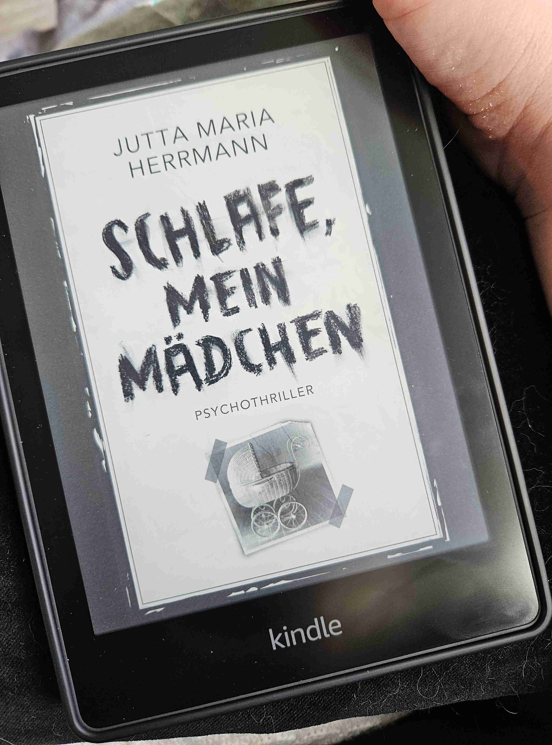 Zwischenzeitlich habe ich einige Theorien aufgestellt wie der Plot am Ende aussehen könnte.. was ist wirklich mit Rina's Kind passiert? Sind es alles nur Hirngespinste oder spielt ihr Mann ebenfalls eine Rolle beim Tod ihres kleinen Mädchens? Ist sie wirklich tot?! 
Die Geschichte war sehr gut und spannend geschrieben! Das Ende war ab der Hälfte des Buches in gewisser Weise zu erahnen und wurde lediglich durch einen "Trick" von der Autorin aufgepeppt. Alles in allem ein solider, relativ kurzer und spannender Psychothriller für zwischendurch 🙏🏼☺️