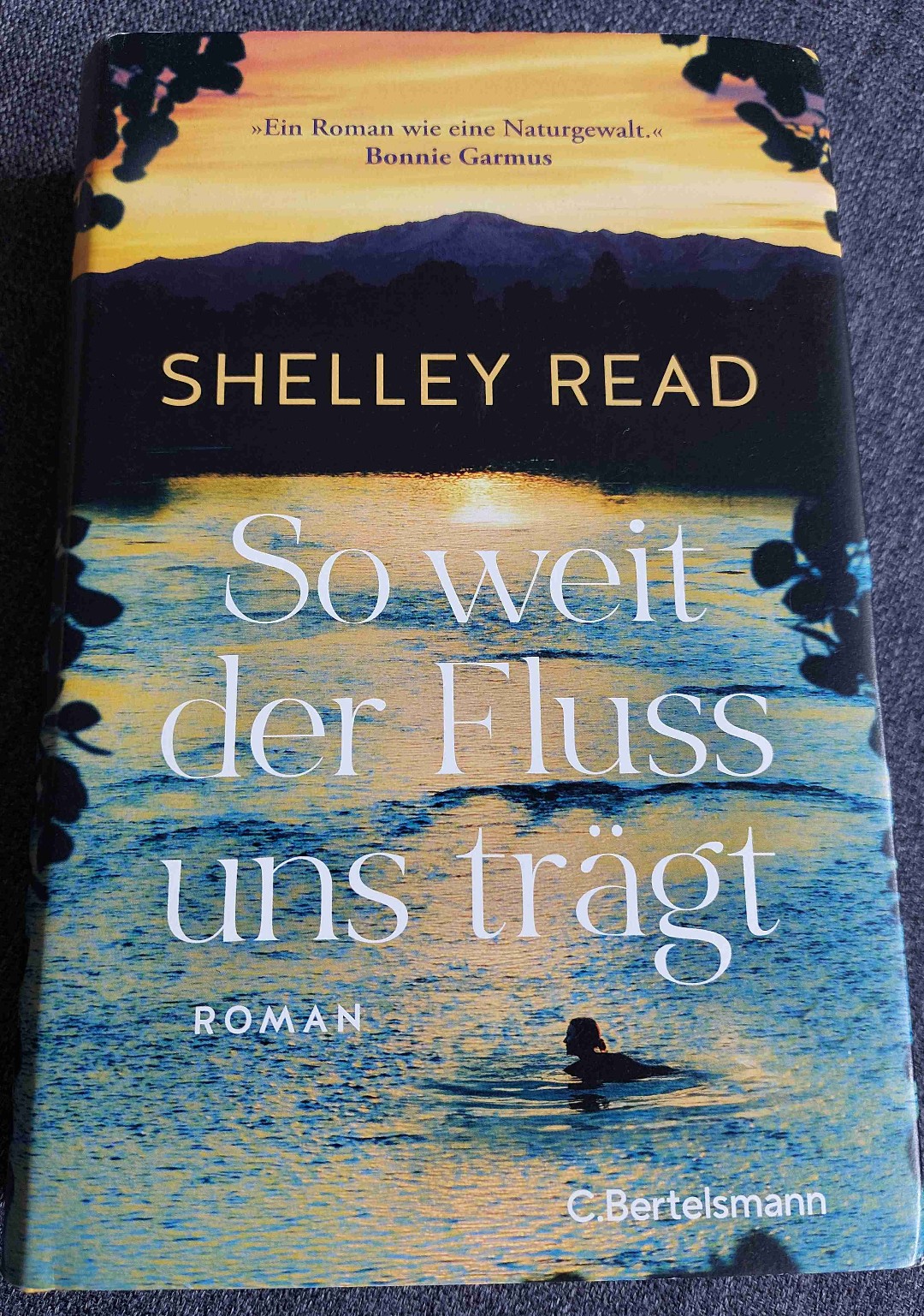 Ein tiefgründiger Roman über die Verbindung zur Natur, über Familie und über die Liebe und Stärke einer Frau, die Unglaubliches erlebt und doch niemals den Mut verliert.....
Ein klasse Buch uns sehr empfehlenswert. 