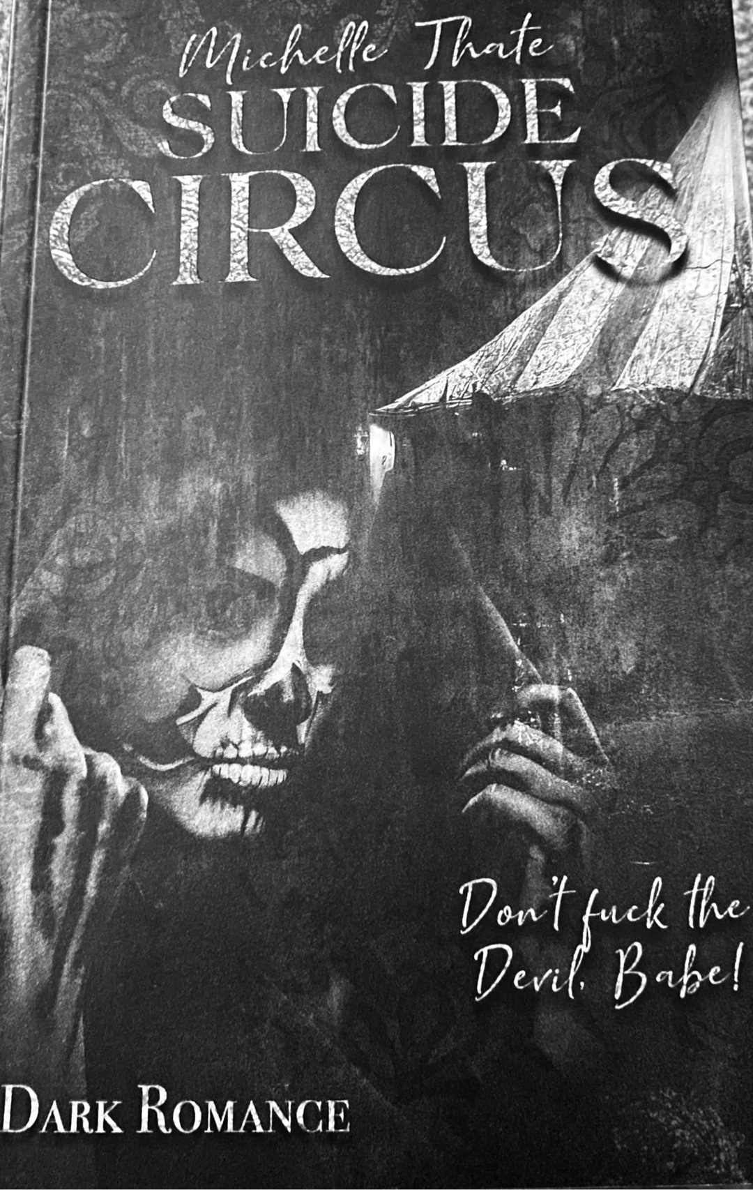 What the fu**! Mit dem Suicide Circus begibst du dich in eine dunkel Welt, die dich nicht nur einmal die Luft anhalten lässt. Ein gelungener erster Band 🖤🎪🖤