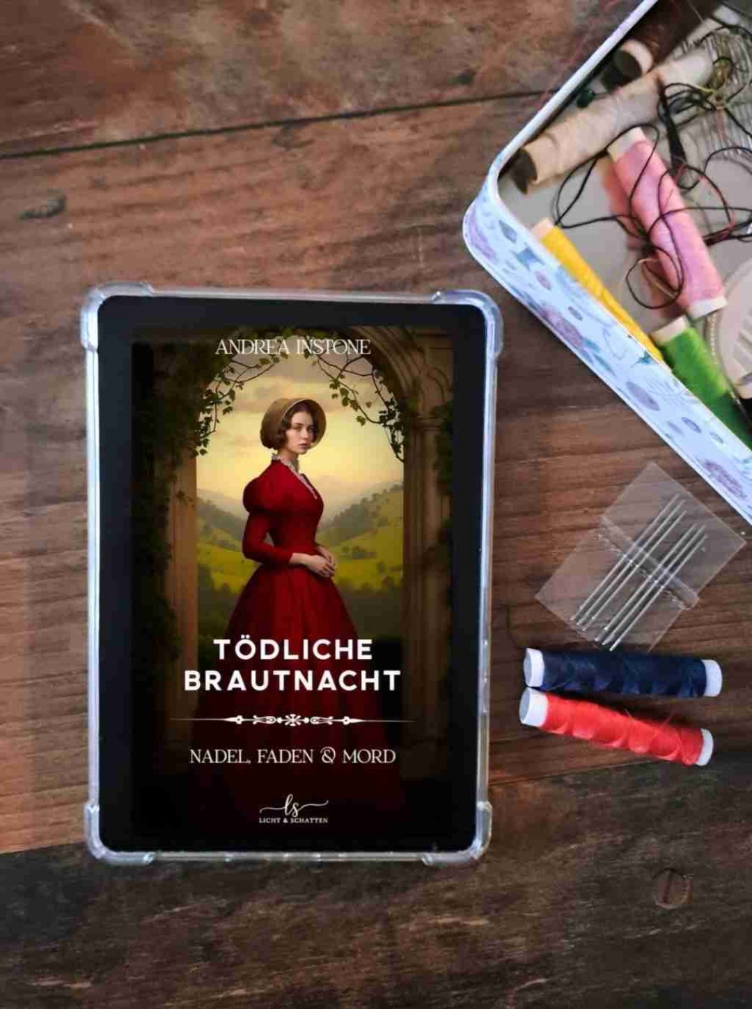 🌟Rezension🌟
Ich habe das E-Book "Tödliche Brautnacht - Nadel, Faden und Mord" von Andrea Instone beendet 🥰
•
Für mich wieder ein tolles Cosy Crime Buch 😊 Anfangs wurde ich mit der Hauptprotagonisten Alice nicht richtig warm. Aber umso mehr ich las, umso mehr hab ich sie verstanden und mochte sie wirklich gern. Sie ist so der typische Mensch, harte Schale, weicher Kern. Auch der Arzt, der sie die ganze Zeit umwarb, war mir erst sehr skeptisch, konnte mich aber mir ihm anfreunden 😅 Die Story selbst war durchgehend spannend und ich hatte so einige Vermutungen wer der Mörder war aber Ende war es dann doch sehr überraschend. Auch der Schreibstil war angenehm und flüssig zu lesen 🥰
Für zwischendurch ein super Krimi und freue mich auf Band 2 📚