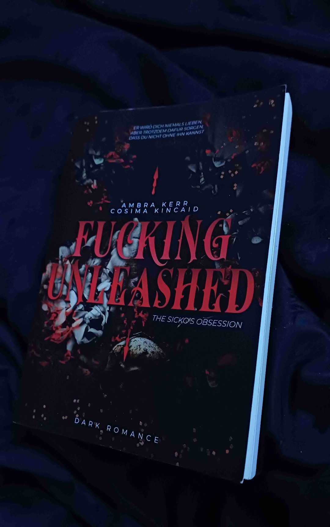 Schwarz oder weiß? Oder doch lieber Grau?
Ein Buch voller moralisch verwerflichen Taten...eine wandelnde Red flag....und doch liebte ich dieses Buch als wäre es mein Sauerstoff ;) 