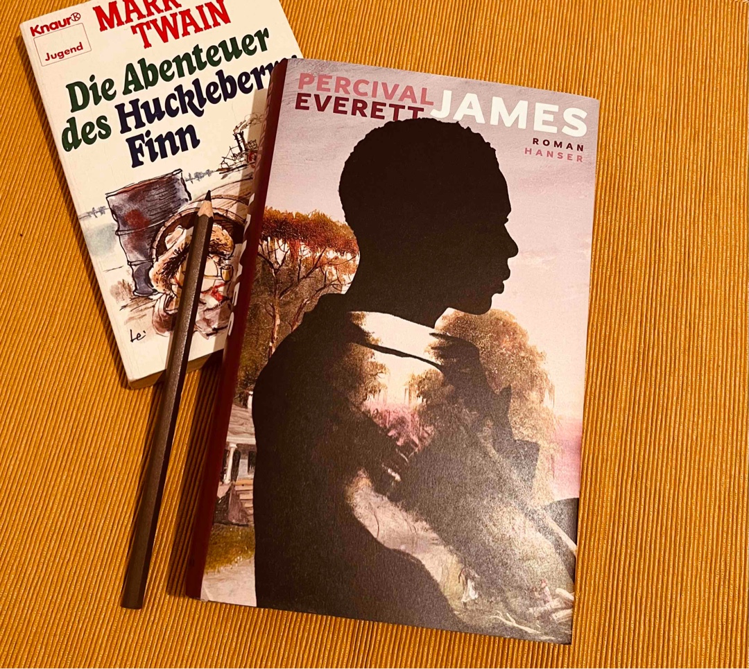 Seite 97
Ich las. Nie hatte ich mich ungeschützter und wehrloserer gefühlt als bei Tageslicht mit einem aufgeschlagenen Buch.
Sehr eindrücklich beschrieben was es bedeutete ein Leben versklavt leben zu müssen. Nichts veränderte diesen Zustand. Ein ganzes Leben lang!