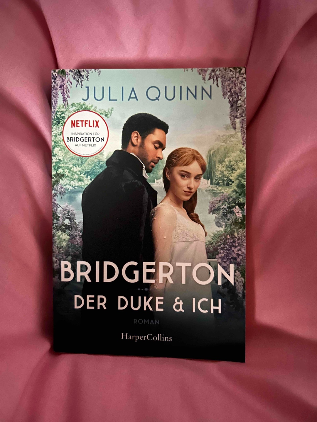 Bin ich die einzige, die die Staffel der Serie geliebt hat, aber das Buch null gefeiert hat? Ich habe erst die Serie geschaut und dann das Buch gelesen und wurde volle Kanne enttäuscht. Charaktere gefehlt, Dynamik von Daphne und Simon ganz anders, vor allem Daphne sehr anders als in der Serie. Mich persönlich konnte das Buch nicht abholen, weil ich viel zu sehr. On der Serie geflasht war.