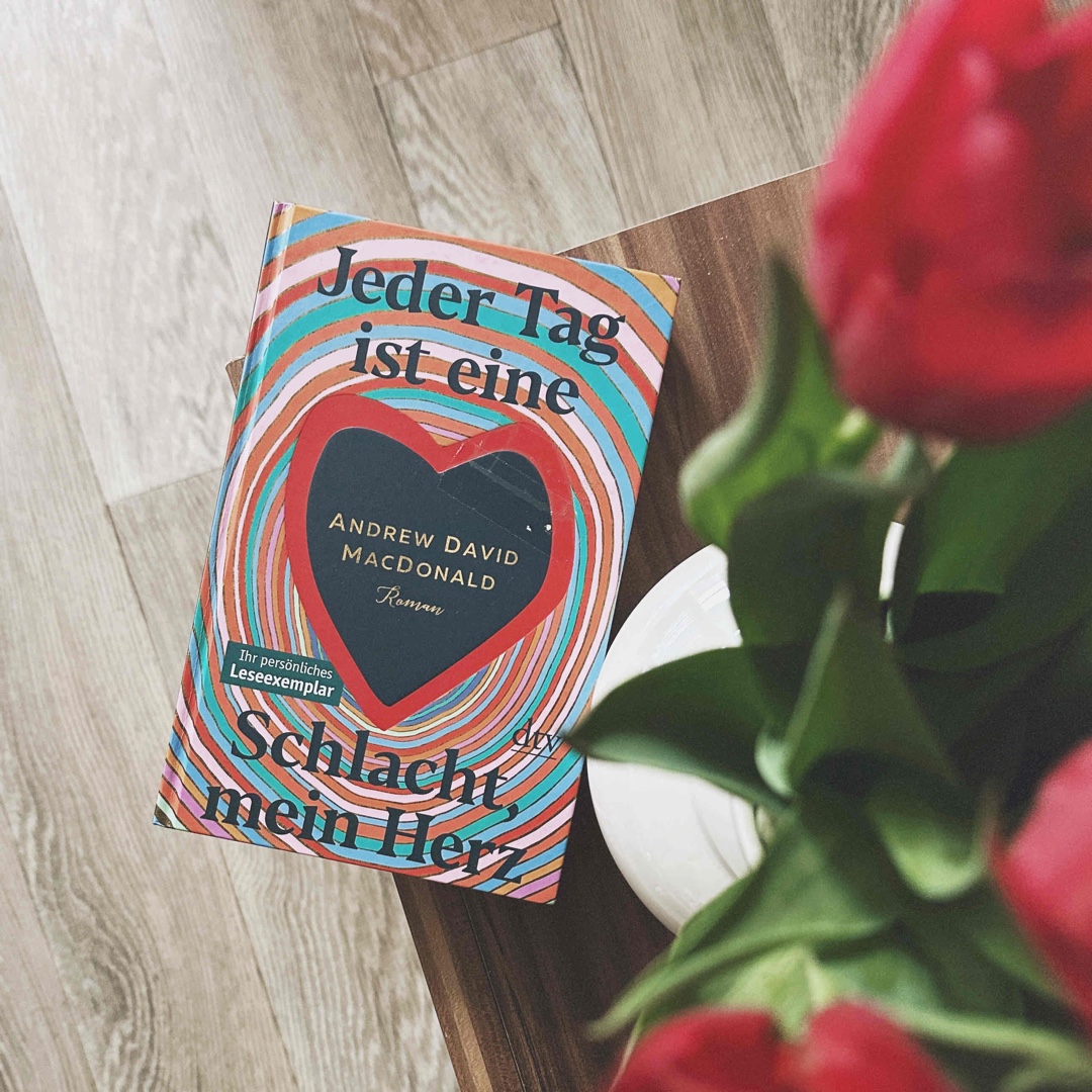 Ich wusste nicht was mich erwarten würde als ich das Buch angefangen habe, aber - wow.
Falls ich es demnächst hinkriege meine Gedanken zu ordnen, werde ich bald eine ausführlichere Rezi schreiben!
Für‘s erste soll gesagt sein auch, wenn das Ende etwas zu „hollywood-mäßig“ dramatisch und ein kleines bisschen überzogen war… War der Rest von Zeldas Geschichte von Anfang bis Ende spannend und ergreifend.
Nicht nur einmal hatte ich den Gedanken „Wer brauch hier eigentlich wen um den Alltag zu bestehen?“ Brauchte Zelda wirklich ihren älteren Bruder Gert, oder war es doch eher andersherum?