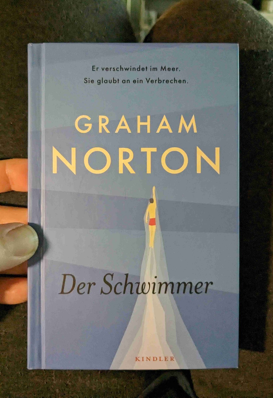 Absolut toll...ich liebe die Bücher von Graham Norton ..
Und dieses kleine Gustostück ist ihm auch total gelungen..
Eine kurzweilige Kriminalgeschichte mit liebvollen Charakteren und natürlich auch Verbrechern .
Absolute Empfehlung.