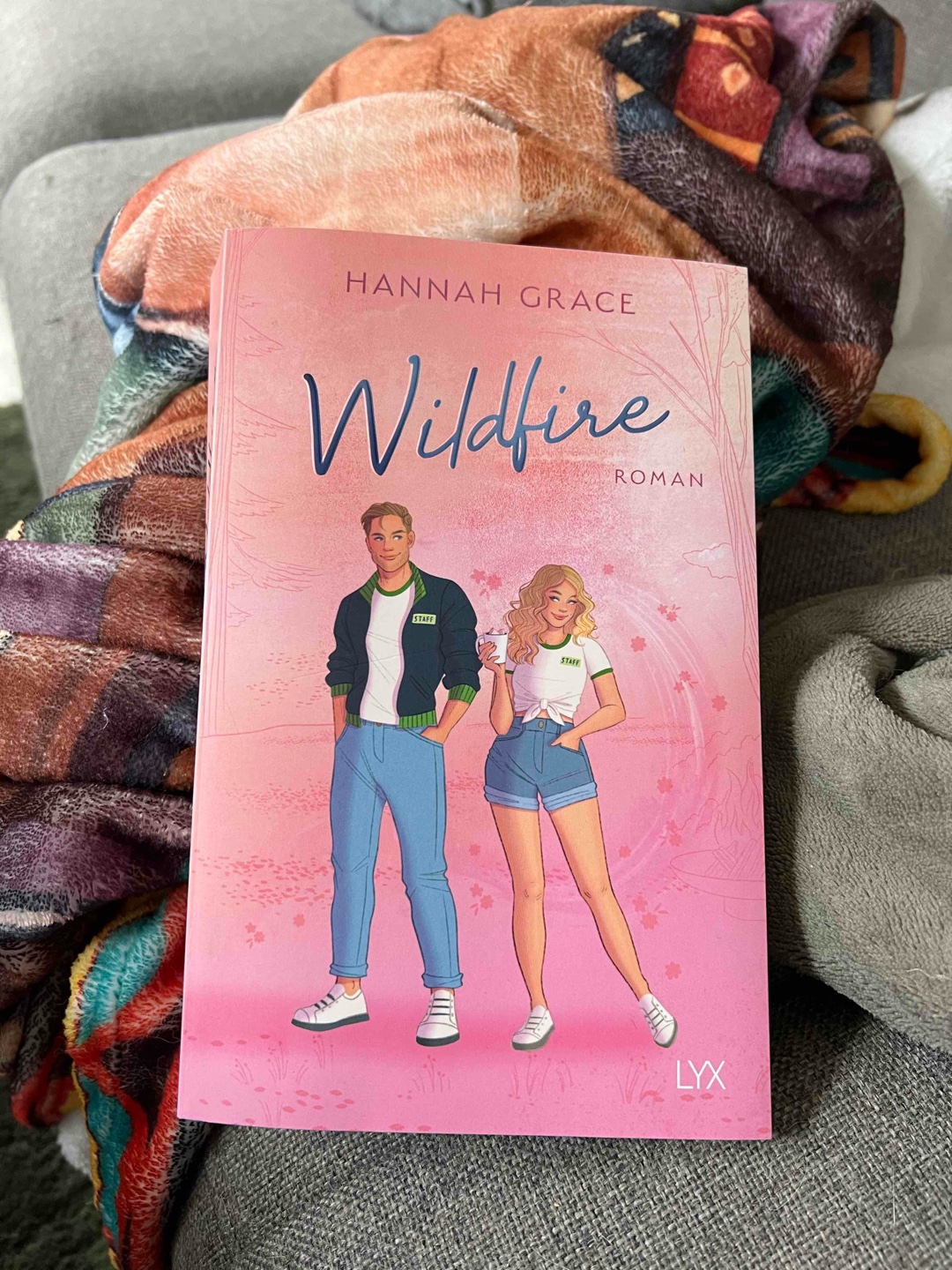 Ich habe mich so sehr auf den zweiten Band gefreut und wurde nicht enttäuscht. Der Schreibstil ist sehr schön und einfach zu lesen. Es wurde wichtige Themen wie Mental Health angesprochen und so manche Szenen haben mir ein Schmunzeln entlockt ❤️