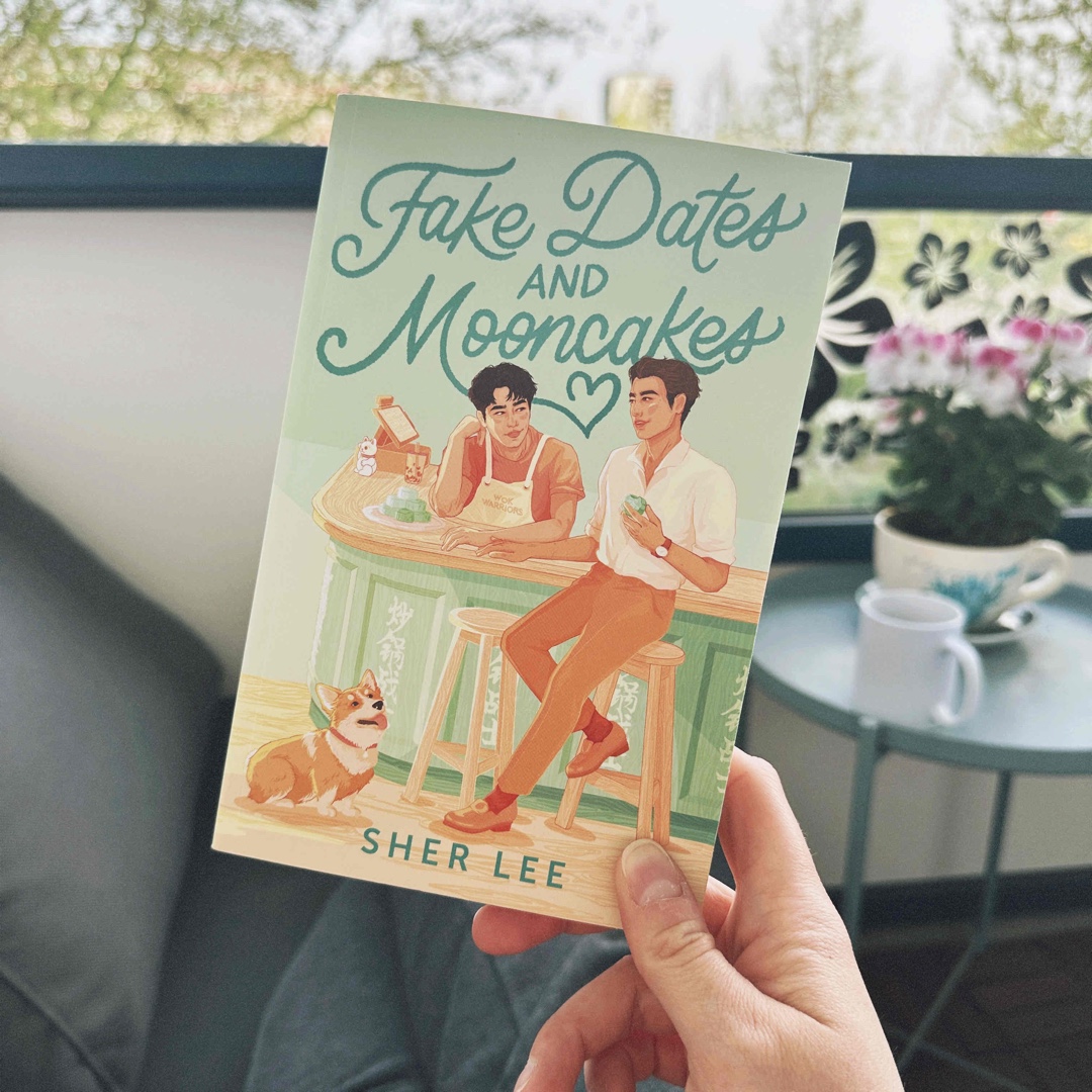 That was a cute story! Und die Einblicke in die singapurische Kultur und Cuisine? *chef‘s kiss*
Nein, wirklich! Es war spannend, sweet, wenn auch etwas kitschig aber es las sich unglaublich gut! Ich flog nur so durch die Seiten uns konnte das Buch nicht weglegen, weil ich einfach wissen wollte wie‘s weiter geht.☺️
Dylan und Theo sind einfach *chef‘s kiss die Zweite* und fake dating wirklich einer meiner Lieblingstropes.
Oh oh oh und noch besser und evt leichter Spoiler, aber es ist wirklich mal eine YA Story ohne unnötige spicy-scenen, die nur dafür sorgen das man denkt „s3x sells“.