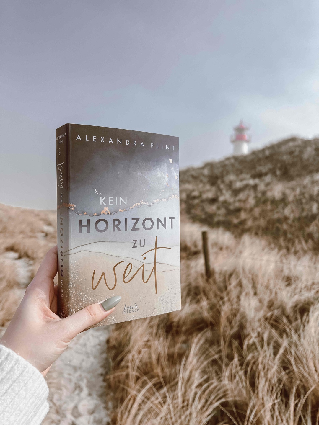 Den Auftakt der Tales-of-Sylt-Reihe kann ich jedem empfehlen, der Wohlfühlatmosphäre mit Second Chance Romance sucht. Sylt weckt hier die Sehnsucht nach dem Meer und einen gutaussehenden Hotelerben gibt es obendrauf. Der Schreibstil ist locker und viele Dialoge sind sehr humorvoll. Kein Horizont zu weit ist ideal, um dem Alltag zu entfliehen.
