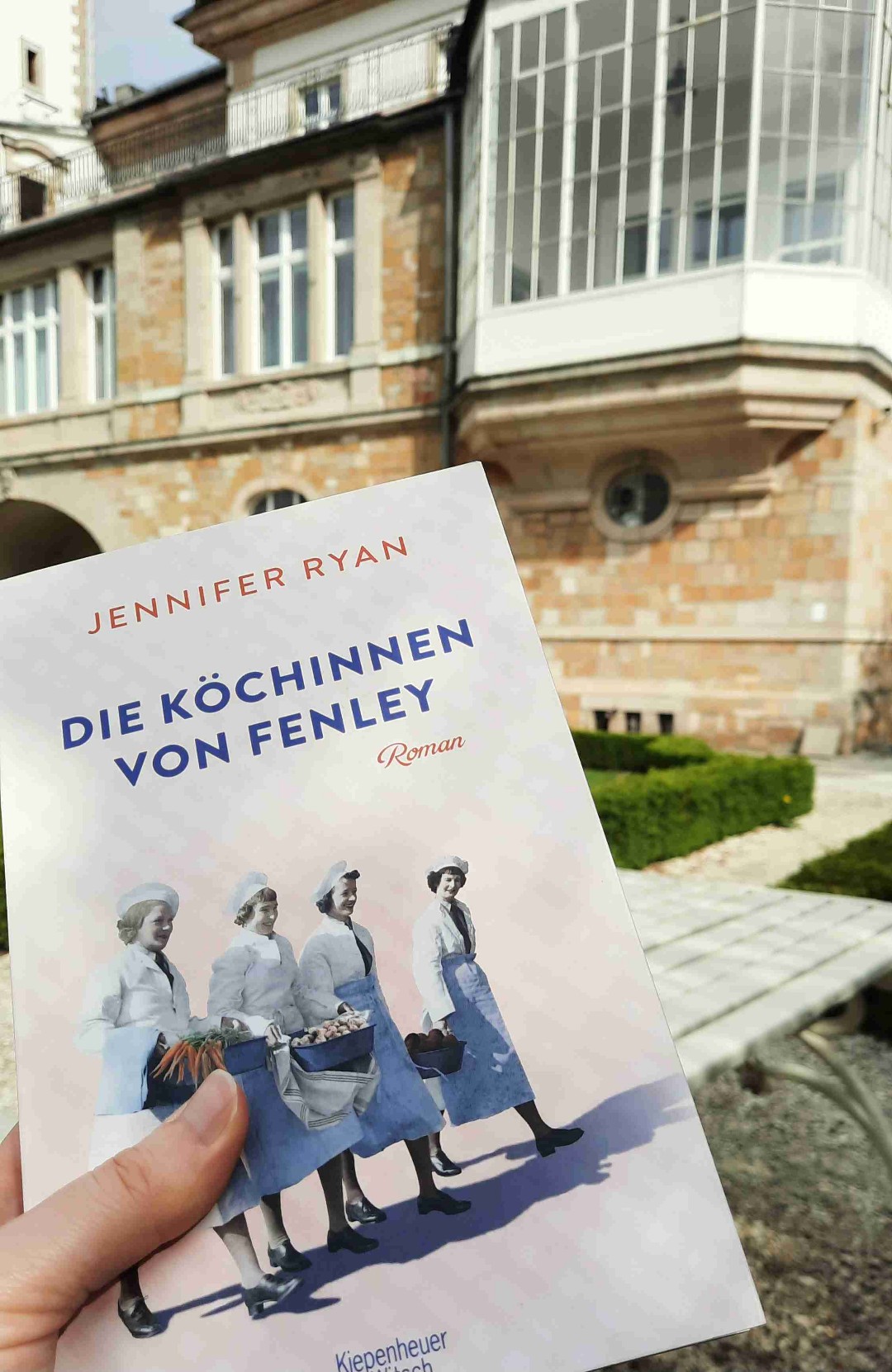 "Die Köchinnen von Fenley" ist für mich ein absolutes Herzensbuch, das ich von der ersten bis zur letzten Seite geliebt habe.
Diese Geschichte über vier faszinierende Frauen, Freundschaft, Liebe, Genuss und die Leidenschaft fürs Kochen wurde wunderschön geschrieben und fühlt sich beim Lesen sehr wohltuend für die Seele an.
Obwohl die kleinen wunderschönen Alltagsmomente sehr liebevoll beschrieben sind, kommt die Spannung nicht zu kurz.
Herausragend ist die Beschreibung der Charaktere, die so tiefgründig und lebensnah ist, dass ich beim Lesen das Gefühl hatte, dass Audrey, Gwendoline, Zelda und Nell tatsächlich existieren und ich sie persönlich kenne.
Ich kann dieses Buch jedem ans Herz legen, der historische Romane, kleine Augenblicke und gutes Essen zu schätzen weiß.