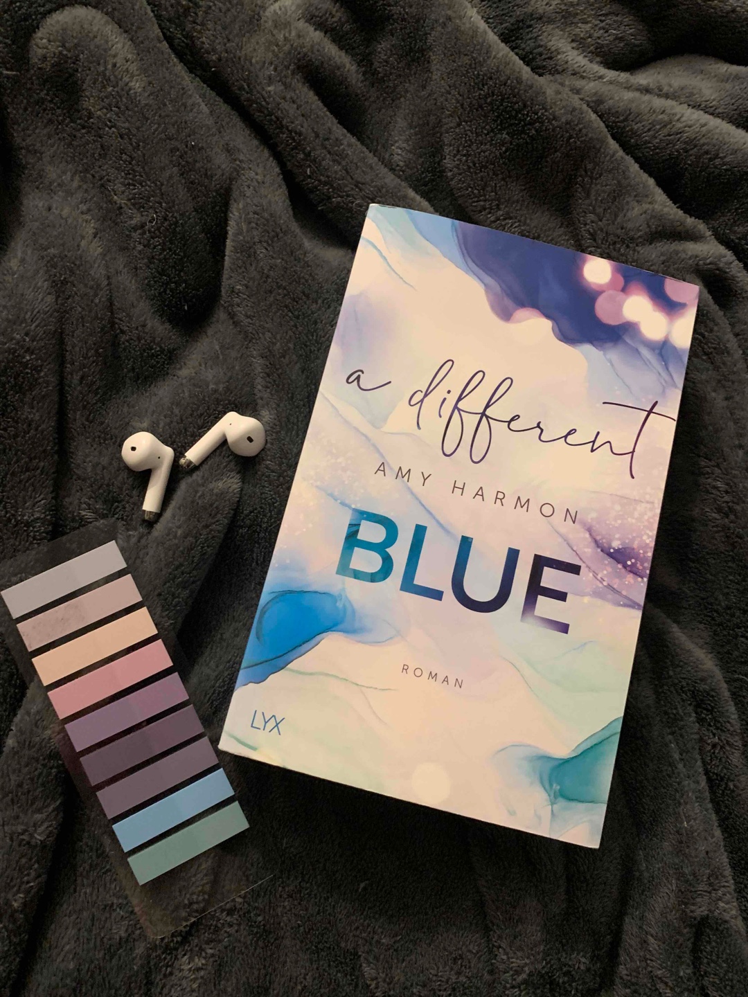 Blue ist unglaublich stark und reflektiert für ihr Alter und ihre Geschichte. Sie wurde von ihrer Mutter im Alter von 2 Jahren allein gelassen und versucht nun endlich herauszufinden wer sie ist. Ein sehr emotionales Buch !!! Blue ist einfach der Inbegriff von Stärke und Mut!