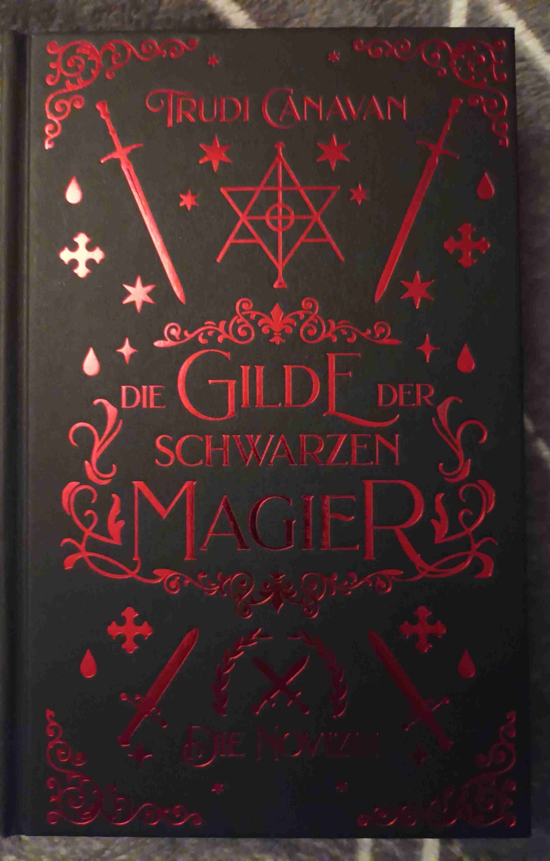 Grandioser 2. Teil und was für ein fieses Ende. Es geht zwar immer noch deutlich ruhiger weiter mit Sonea in der Rolle der Studentin der Magiergilde, ist aber zu keinen Moment langweilig. Die Spannung baut sich weiter auf und die Charakteren legen eine tolle Entwicklung. Das Puzzle fügt sich Schritt für Schritt zusammen, es bleibt aber noch sehr vieles offen. Der Schreibstil ist sehr flüssig und beschreibend. Werde direkt in den 3. Teil abtauchen.