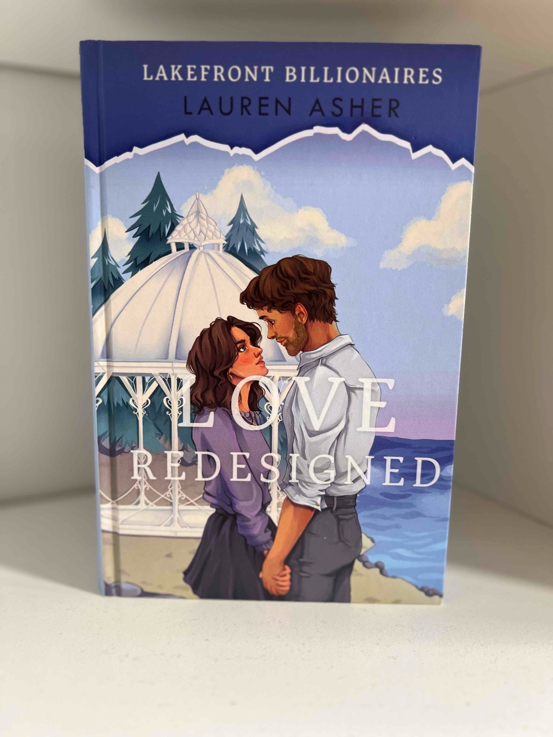 Dieses Buch hat mich echt begeistert! Die Kleinstadt am See war super schön beschrieben, und die Charaktere waren total liebenswert. Ihre Beziehungen zueinander waren einfach toll!
Besonders Dahlia und Julian waren richtig lebendig und ihre Chemie hat mich total gefesselt. Die Tatsache, dass Julian sich an jedes noch so kleine Detail über sie erinnert, lässt mein Herz einfach dahinschmelzen. Ein toller Kerl! ☺️😍
(Und es gibt guten Spice 🌶️🤭)
Alles in allem war es ein sehr schönes Buch, und ich freue mich schon auf das nächste!