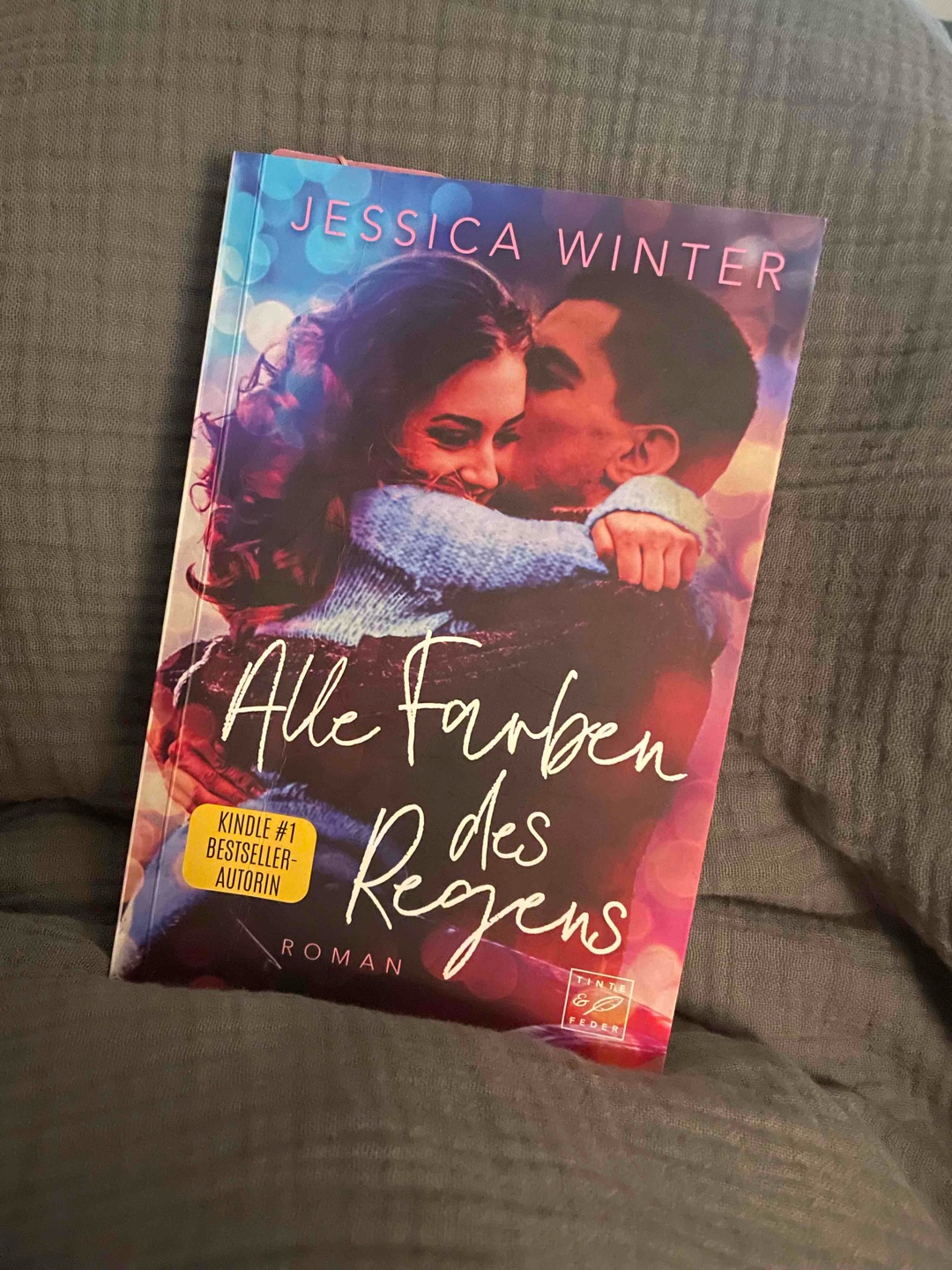 Eine emotionale, tragische aber zugleich auch schöne Story. Das Buch und der schreibstil haben mir sehr gut gefallen, es wird bestimmt nicht das letzte Buch der Autorin gewesen sein.
