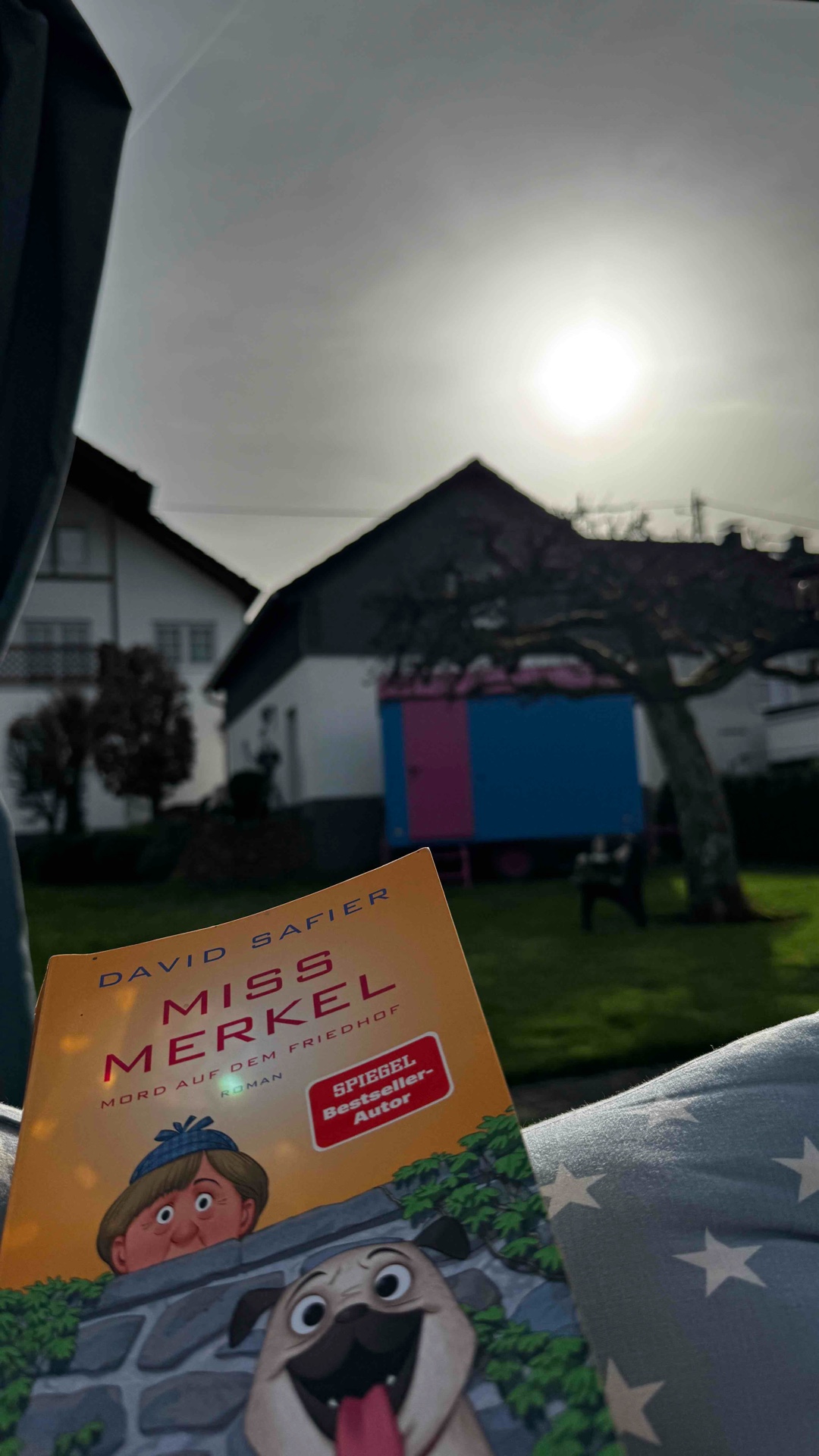 Einfach so lustig geschrieben & so schnell gelesen, große Empfehlung!