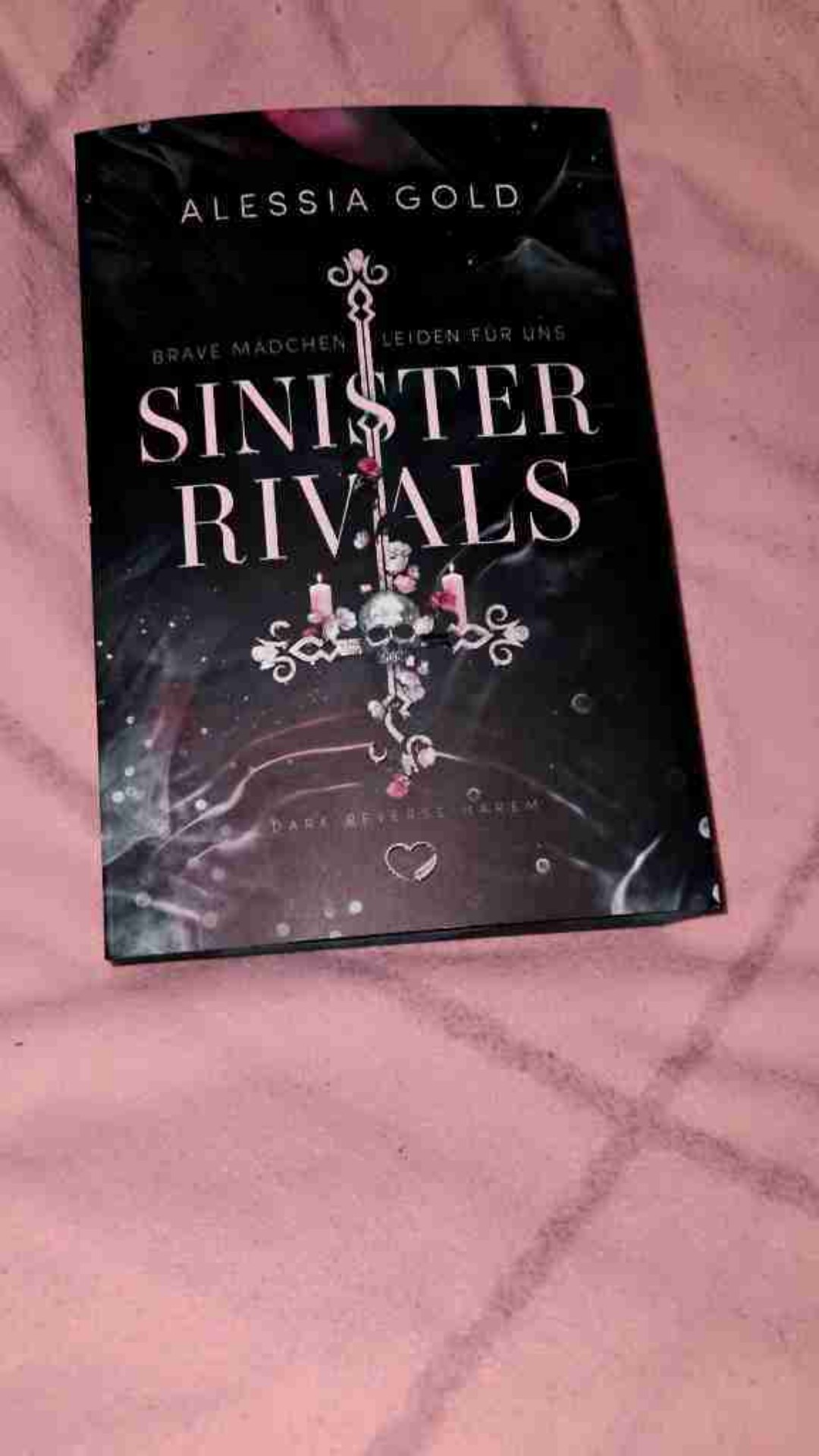 Ich liebe die Sinister Reihe von Alessia Gold und auch Band vier mal wieder super gut. Die Plottwist haben mich alle echt überrascht und Alessia fällt immer wieder was neues ein und ich freue mich die Truppe auf ihrer weiteren Reise begleiten zu können.
Am liebsten würde ich gleich bei Band 5 weiter lesen, doch da muss ich mich wohl noch ein bisschen gedulden aber ich bin schon mega gespannt 💕